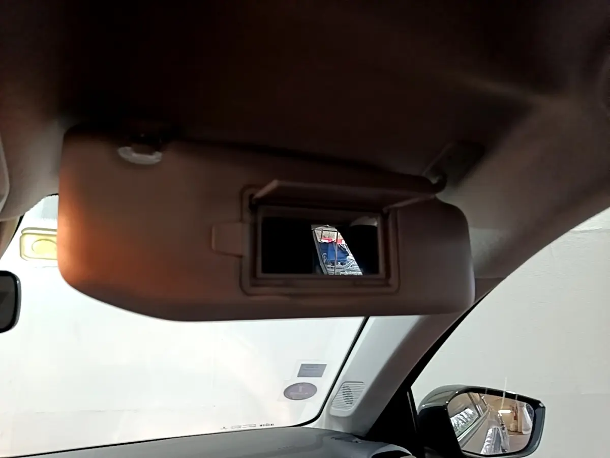 Détail de pare-soleil intérieur avec miroir éclairé, côté conducteur d’une Citroën C4 gris foncé, vue intérieure avant.