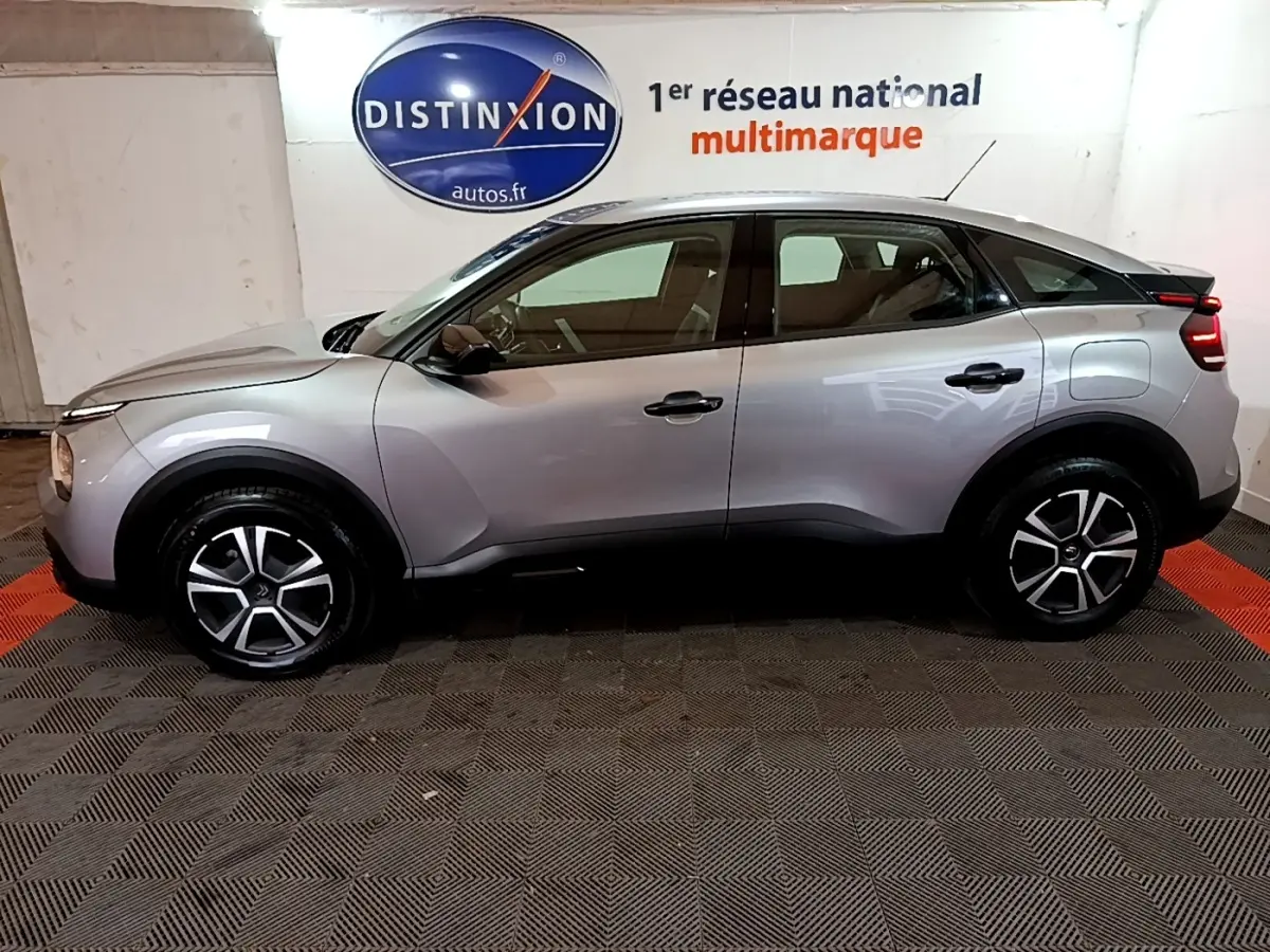 Profil droit d'une Citroën C4 gris foncé 2021 avec jantes noires et détails noirs contrastants.