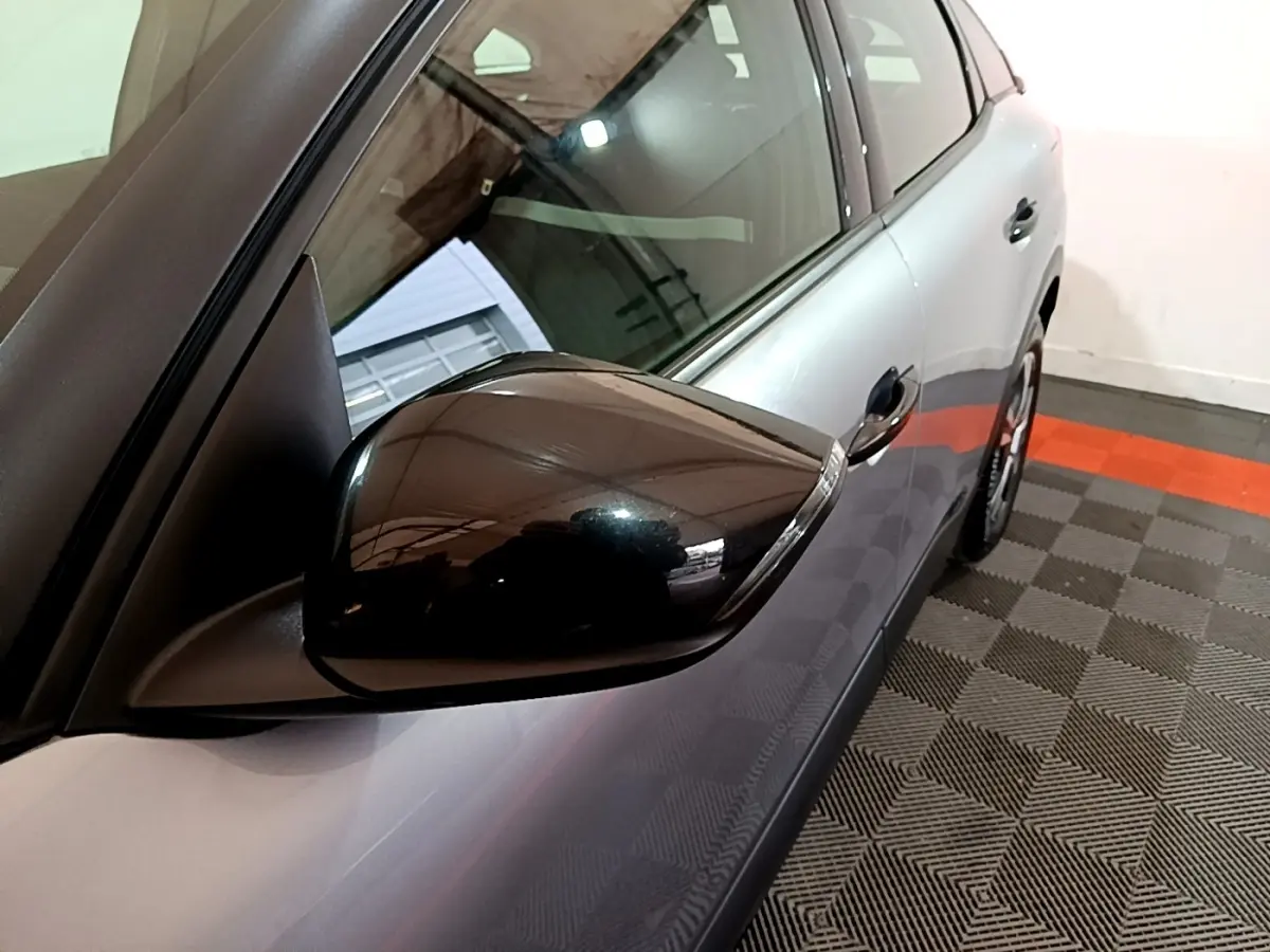 Vue rapprochée du rétroviseur droit noir sur la carrosserie gris foncé d'une Citroën C4 2021.