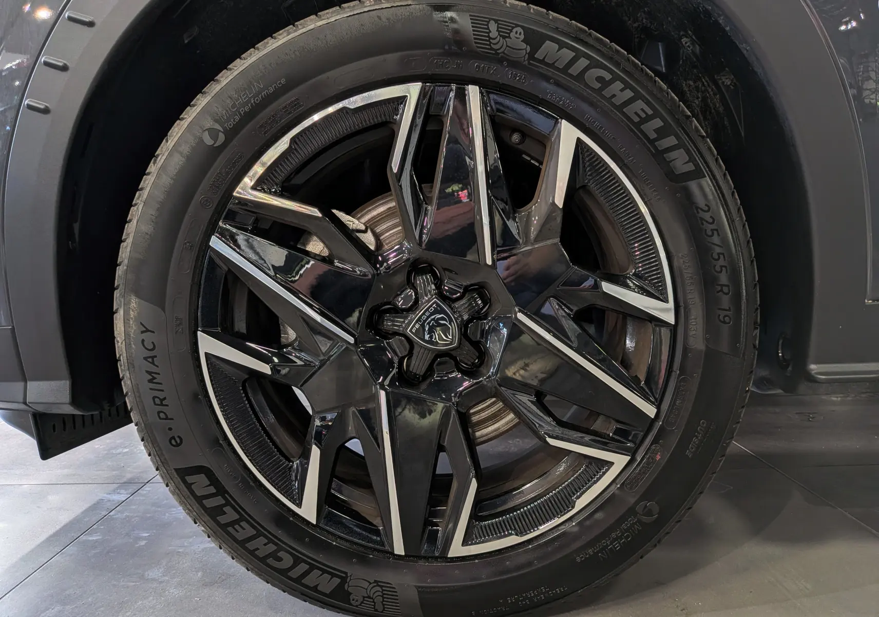 Gros plan sur la jante noire et argentée de 19 pouces du Peugeot 5008 Hybrid 145 GT, avec pneu Michelin e.Primacy.