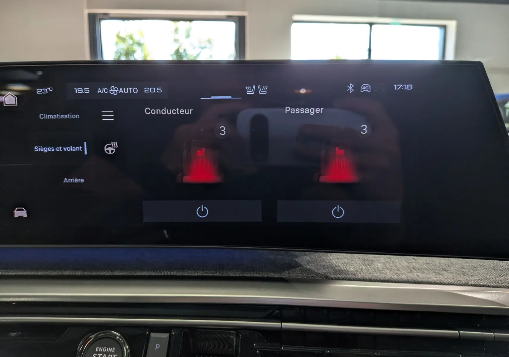 Écran tactile intérieur du Peugeot 5008 Hybrid 2025 montrant le réglage des sièges chauffants conducteur et passager.