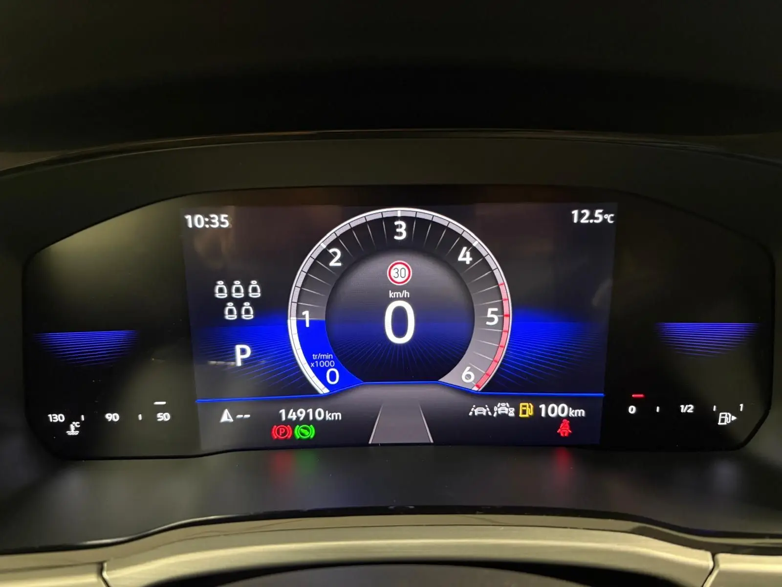 Affichage numérique du tableau de bord du Volkswagen Touran 2025, montrant la vitesse à 0 km/h et la température extérieure à 12,5°C.