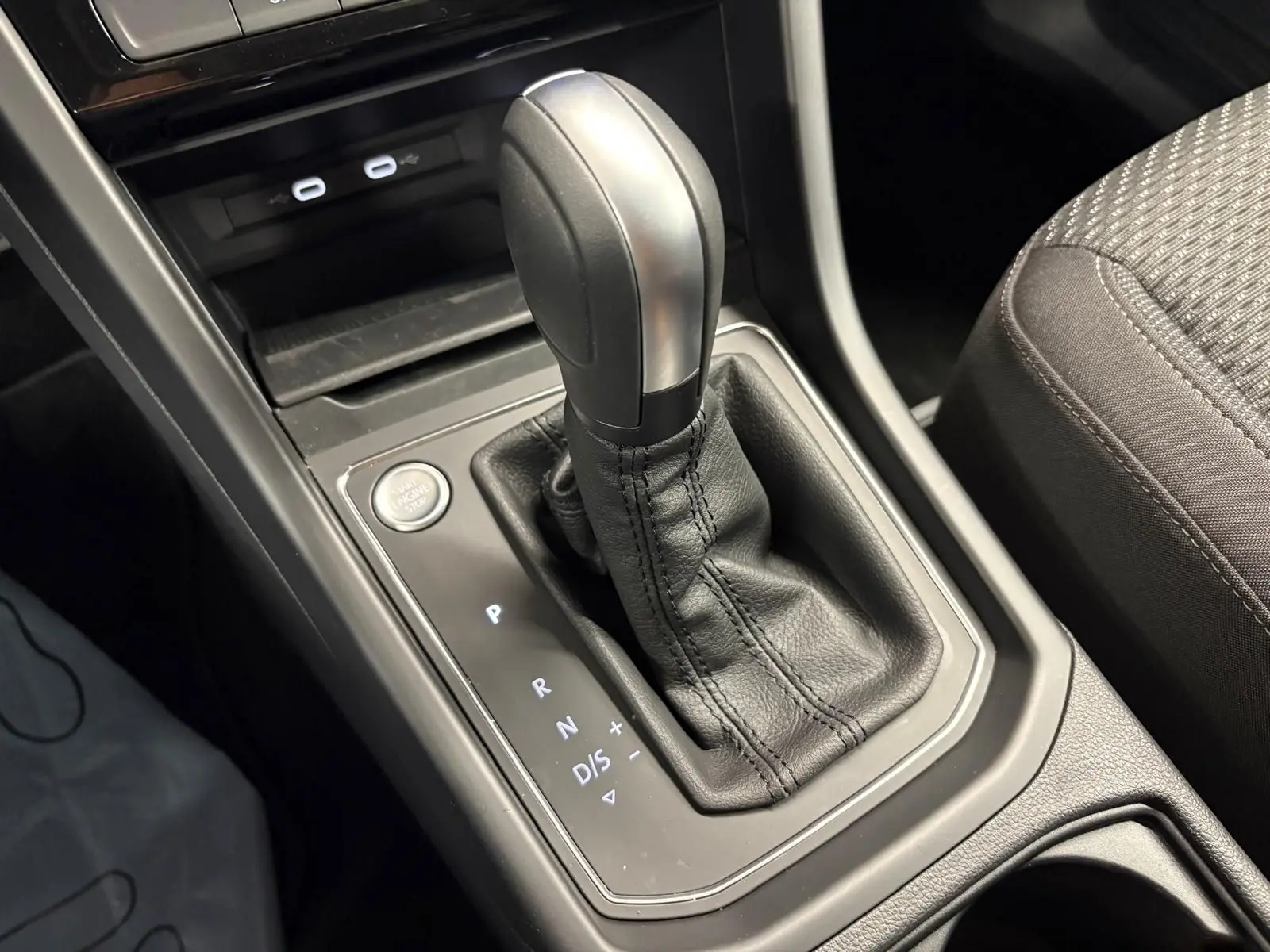 Gros plan sur le levier de vitesse automatique noir et argenté dans l’habitacle du Volkswagen Touran 2025.
