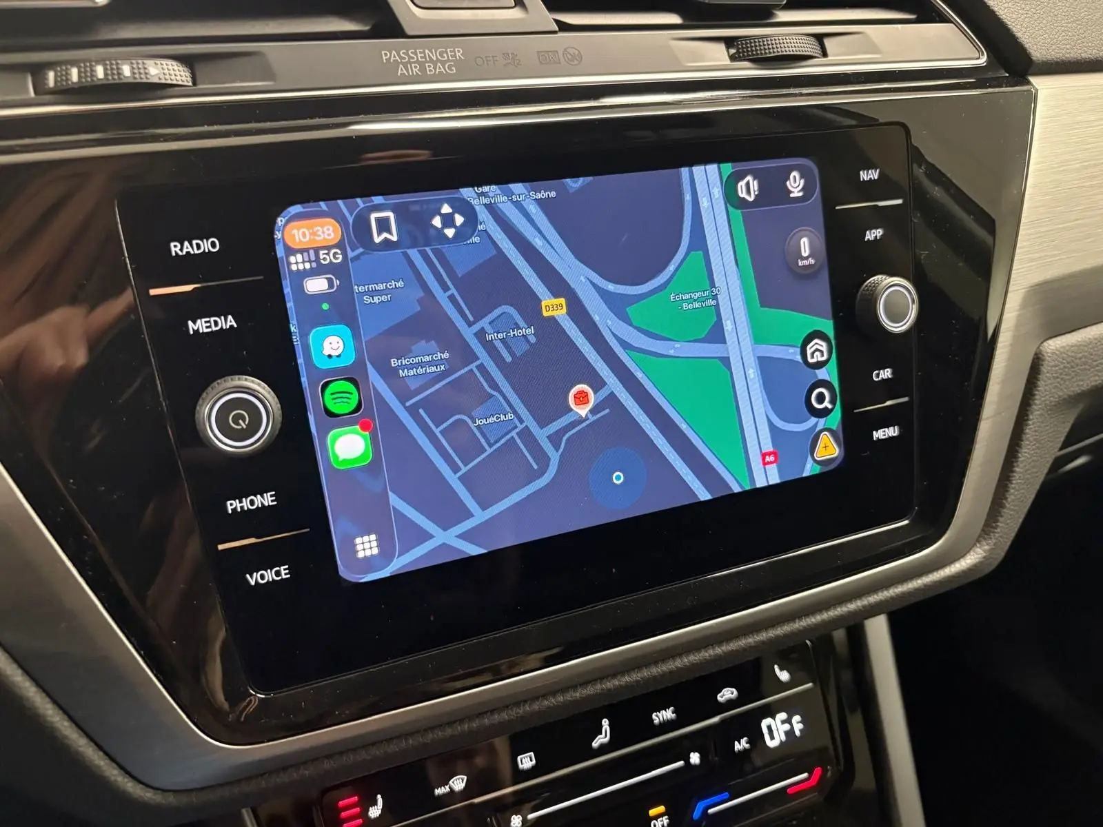 Gros plan sur l’écran tactile central du Volkswagen Touran 2025 avec navigation et commandes multimédia.