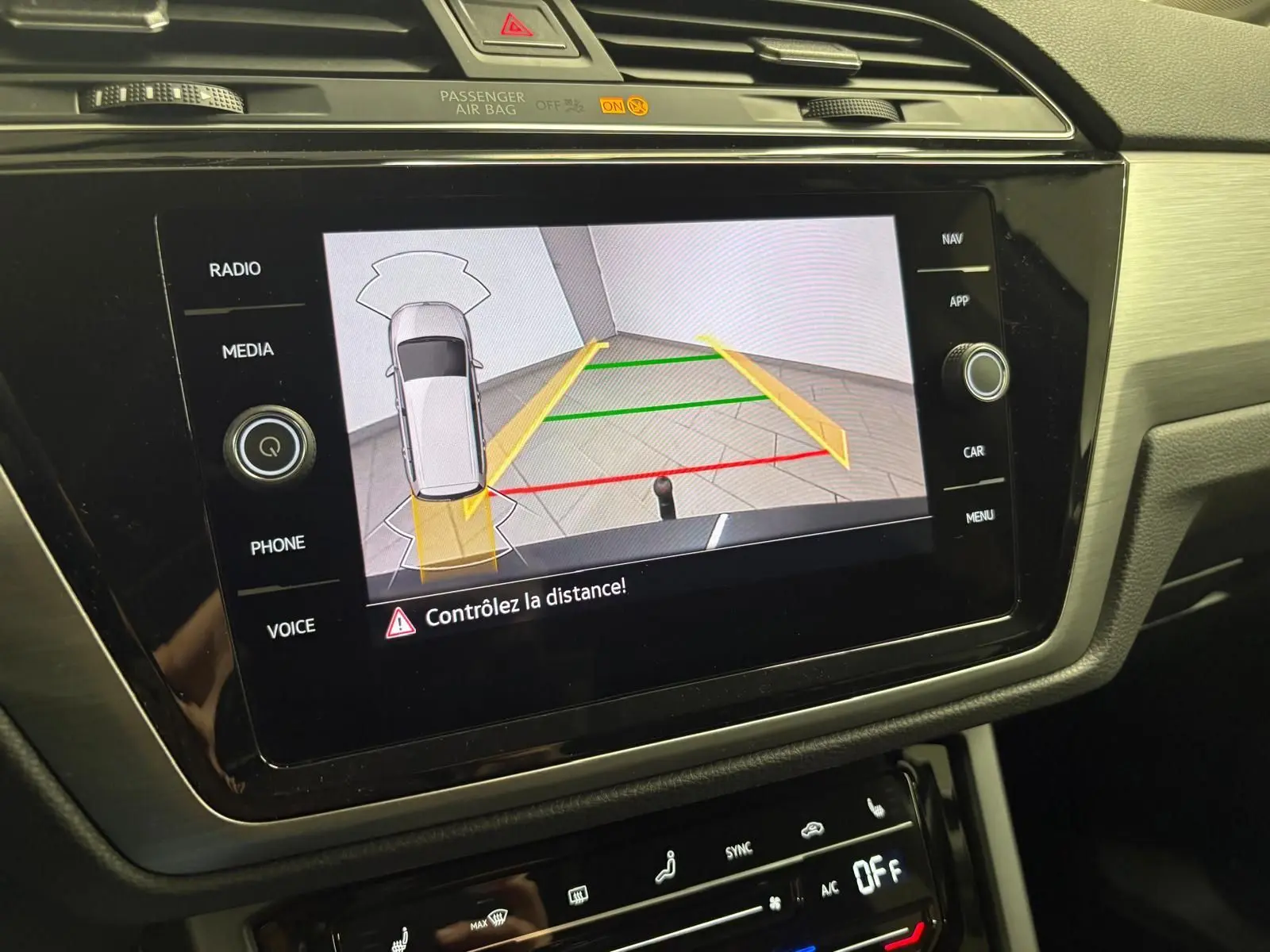 Écran central du Volkswagen Touran 2025 montrant l'assistant de manœuvre avec visualisation de l'angle d'attelage.