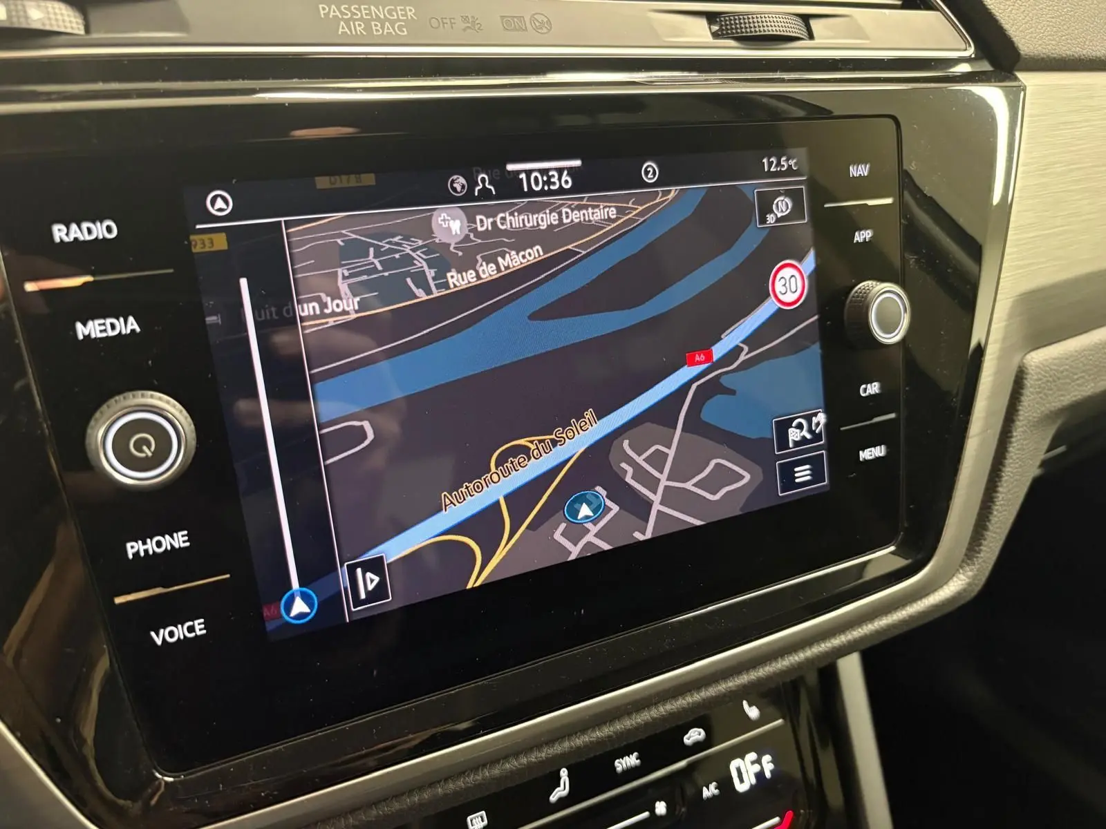 Écran tactile central du Volkswagen Touran 2025 affichant la navigation avec carte et indications routières.