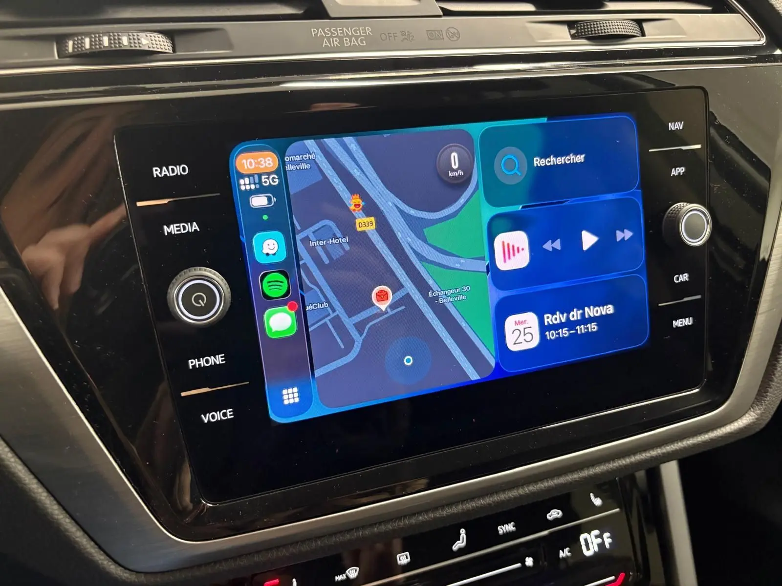 Écran tactile central du Volkswagen Touran 2025 affichant la navigation et les commandes multimédia.