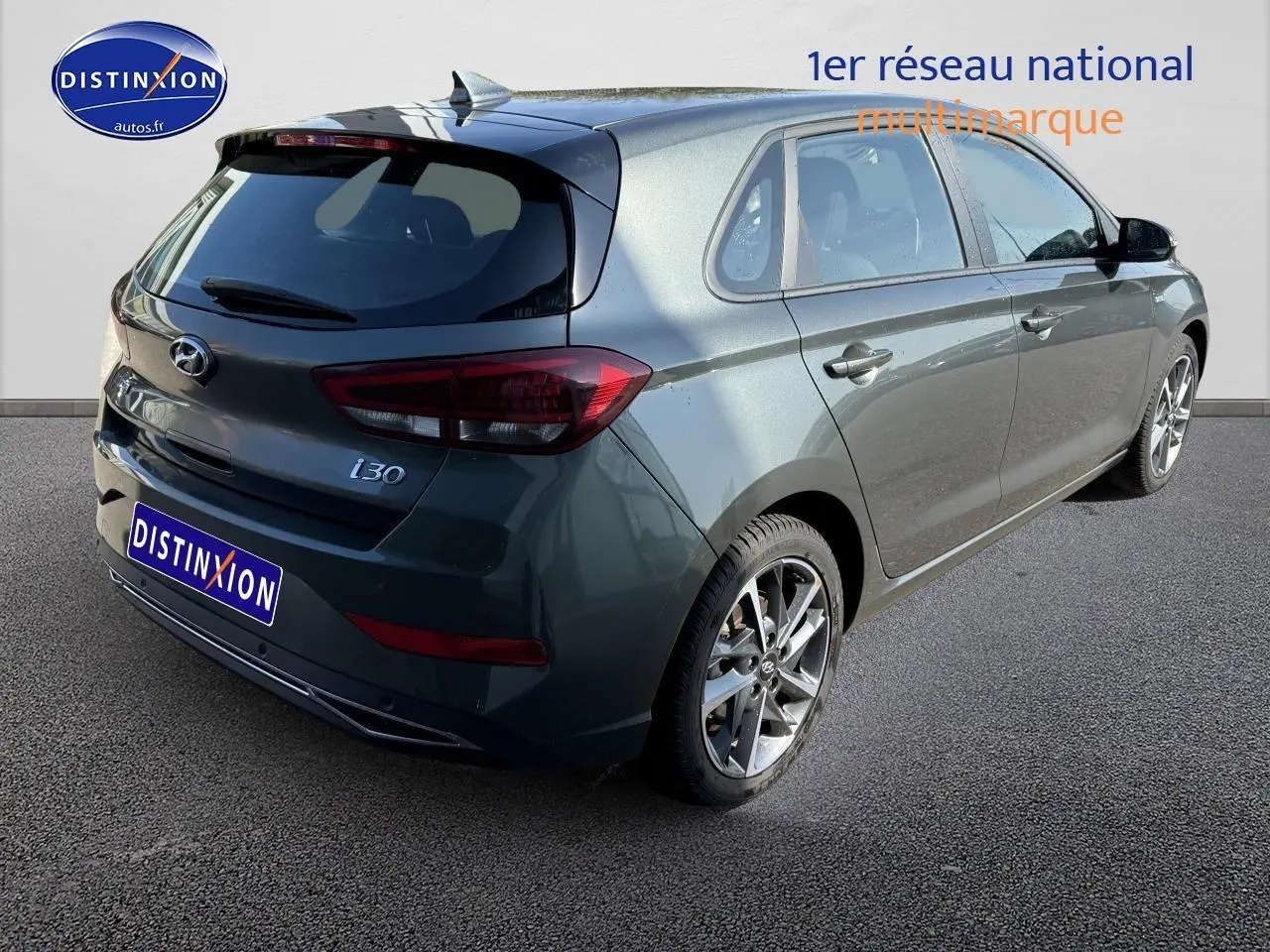 Vue 3/4 arrière droite d'une Hyundai i30 gris anthracite avec jantes alliage et feux arrière LED visibles.
