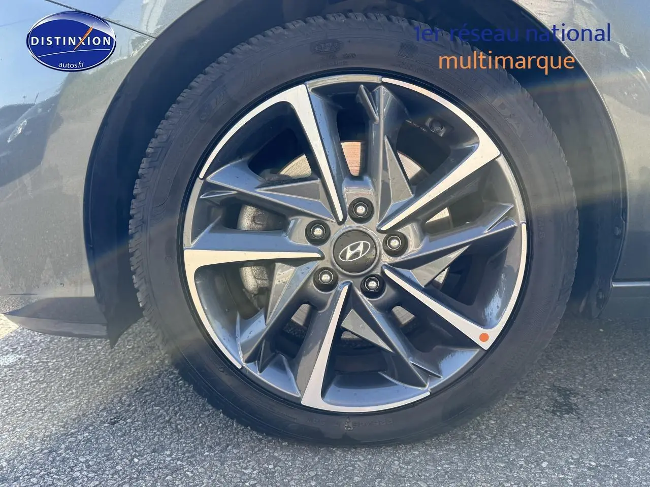 Gros plan sur la jante alu grise anthracite avec logo Hyundai d'une i30 2024 côté avant droit.