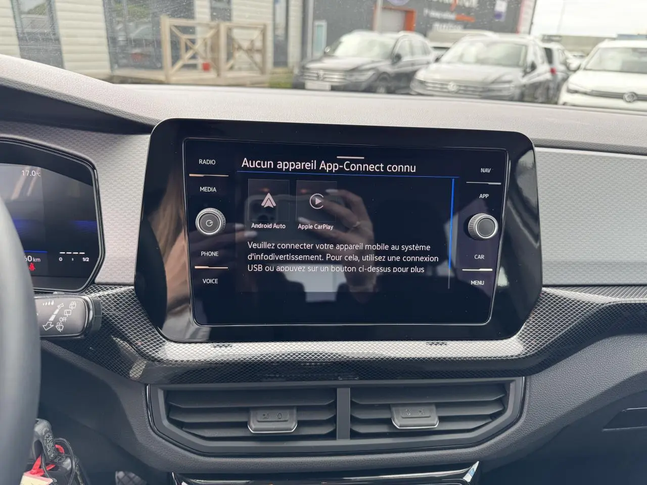 Écran tactile central du Volkswagen T-Cross 2024 affichant l'interface App-Connect dans un intérieur moderne.