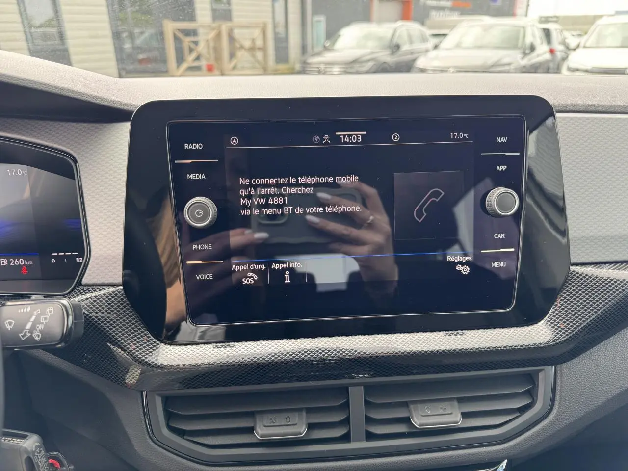Écran tactile central du Volkswagen T-Cross gris Ascot 2024 affichant le menu Bluetooth et téléphone.
