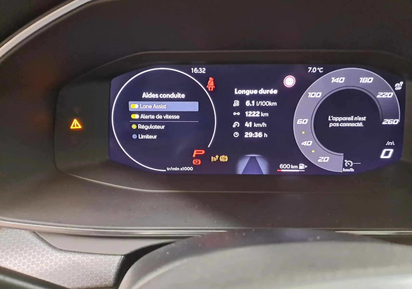 Tableau de bord numérique du SEAT LEON 1.5 eTSI Hybrid 2025 affichant les aides à la conduite et la consommation.
