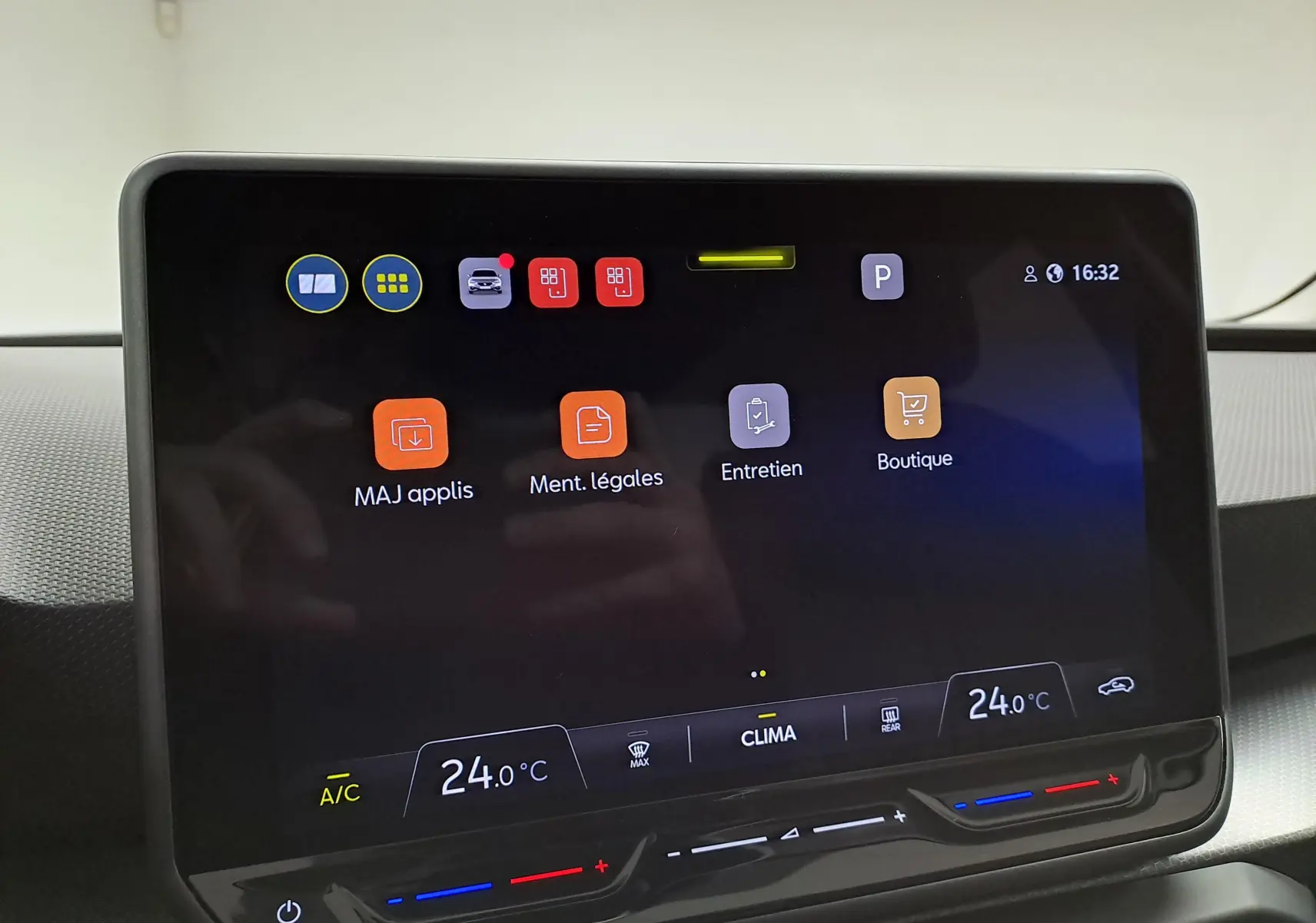 Écran tactile central du tableau de bord du SEAT LEON 1.5 eTSI Hybrid 2025 affichant les réglages de climatisation à 24°C.