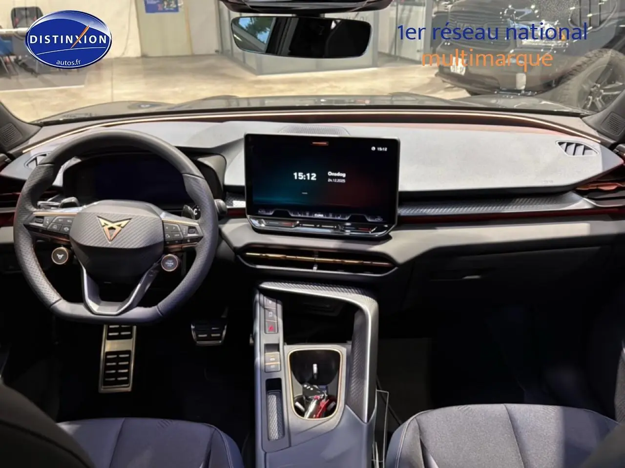 Vue intérieure avant du tableau de bord et volant cuir noir de la CUPRA TERRAMAR 2025 avec écran tactile central.