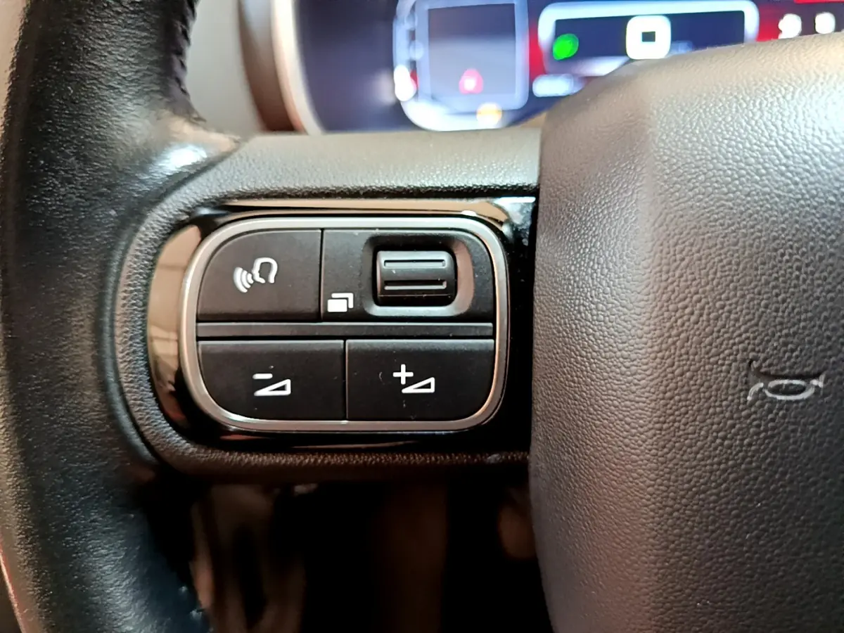 Gros plan sur les commandes au volant en cuir noir du Citroën C5 Aircross 1.5 BlueHDi 130 Business 2020.