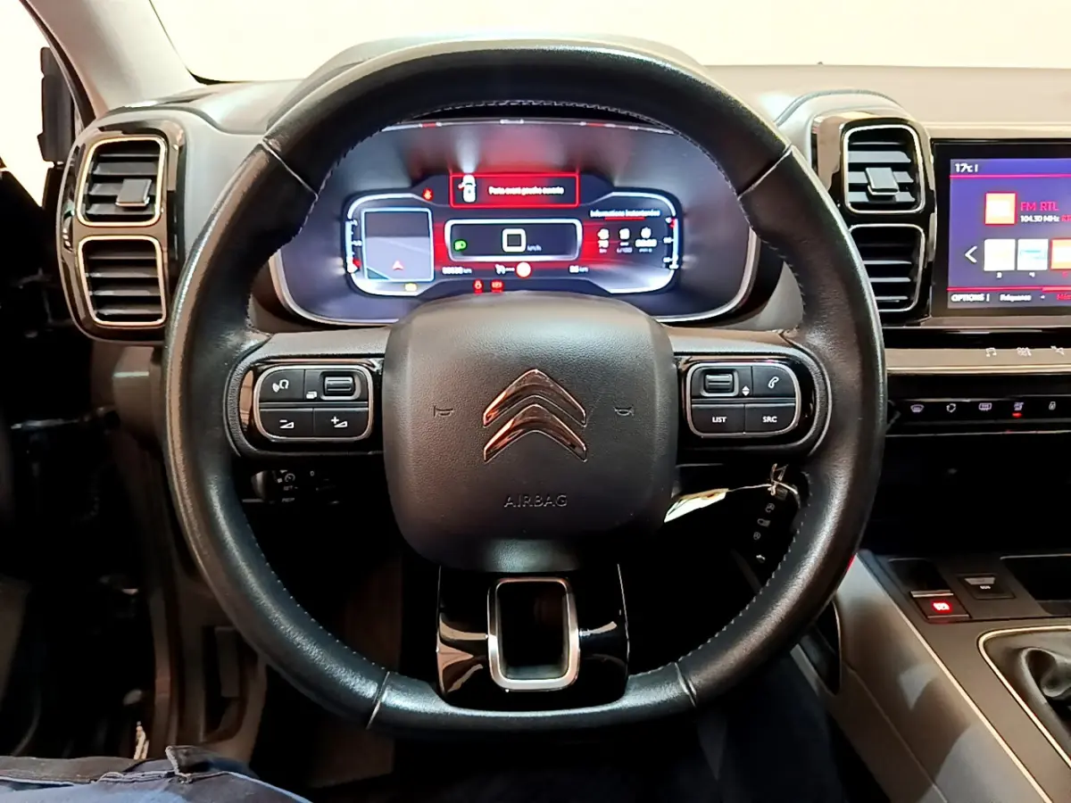 Vue frontale du volant cuir noir du Citroën C5 Aircross 2020 avec tableau de bord numérique et écran tactile central.