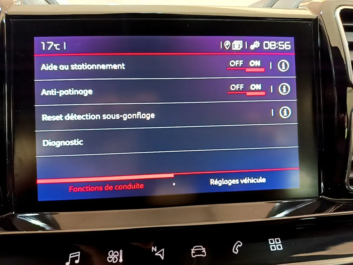 Écran tactile central du Citroën C5 Aircross 2020 affichant les réglages d’aide à la conduite, intérieur noir.