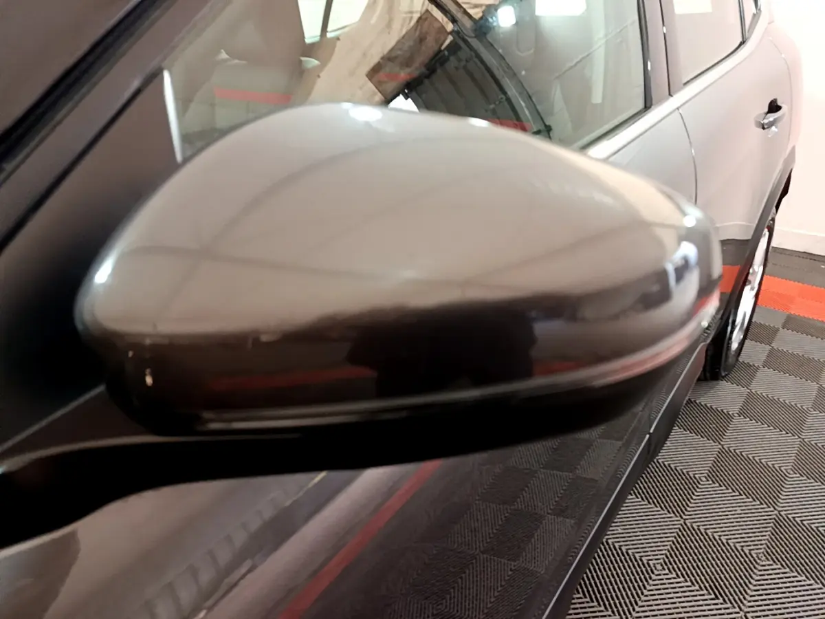 Gros plan sur le rétroviseur droit gris foncé du Citroën C5 Aircross 2020, avec partie de la porte visible.