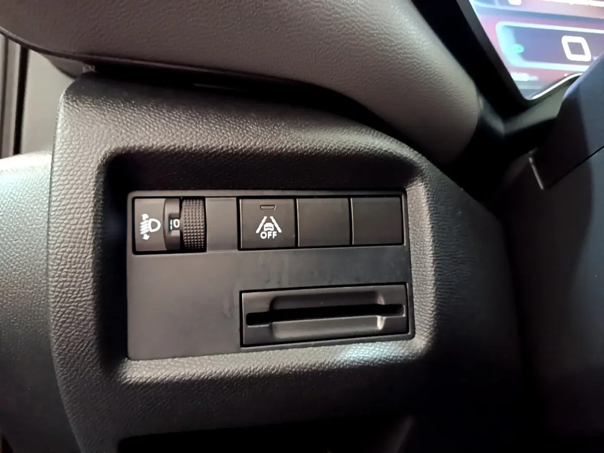 Gros plan sur les commandes noires à gauche du tableau de bord du Citroën C5 Aircross gris foncé, version 2020.