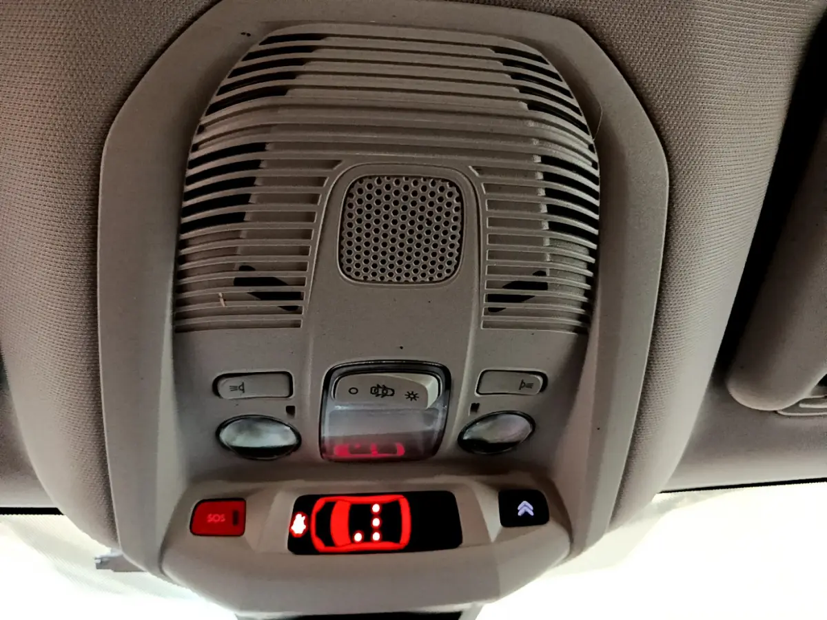 Vue en gros plan du plafonnier intérieur gris clair du Citroën C5 Aircross 2020 avec indicateur de porte ouverte rouge allumé.