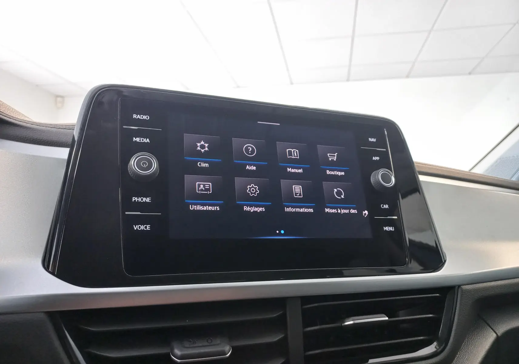 Écran tactile central du Volkswagen T-Roc 2025, vue de face, avec interface multimédia et commandes autour.