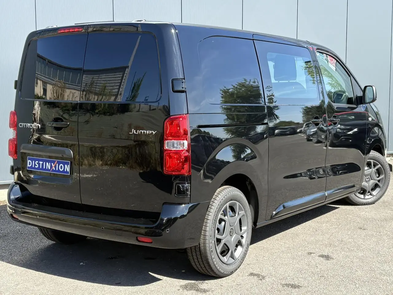 Vue 3/4 arrière droite du Citroën Jumpy noir Perla avec jantes noires et porte latérale coulissante visible.