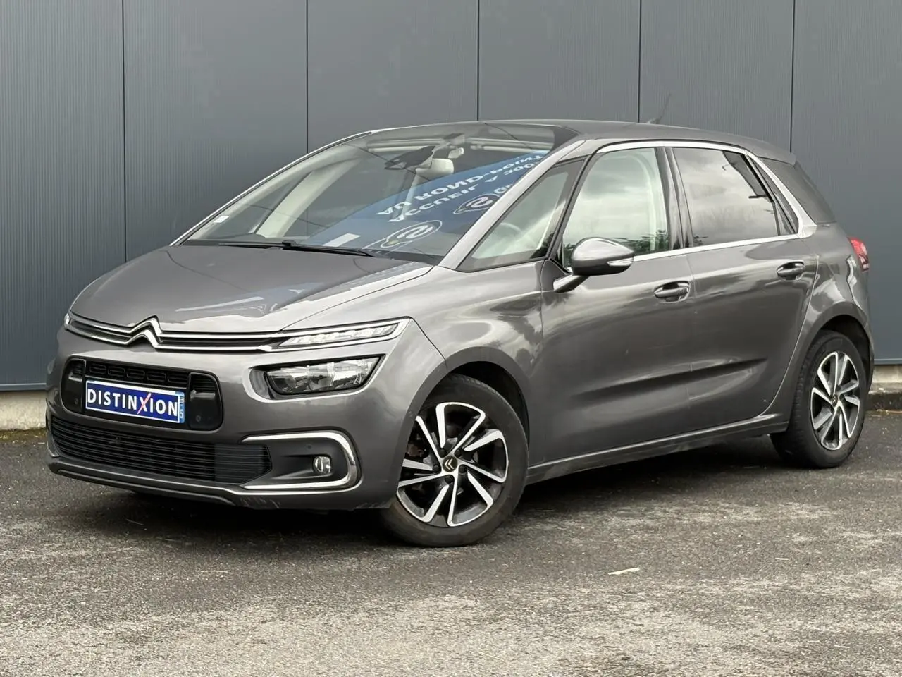 Citroën C4 Spacetourer gris foncé vue 3/4 avant droit avec jantes alliage et feux LED distinctifs.
