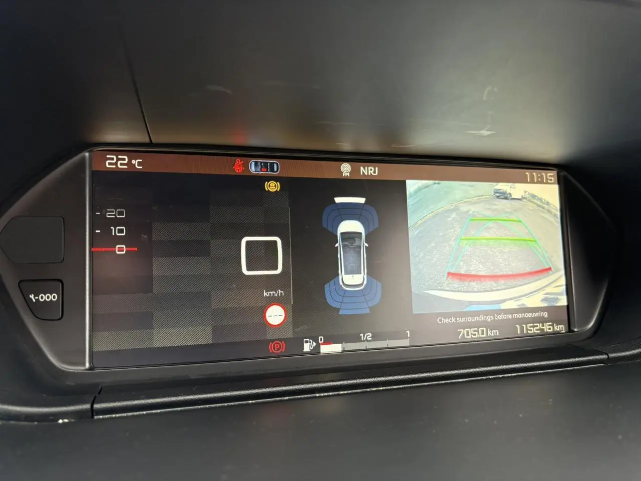 Écran de tableau de bord du Citroën C4 Spacetourer gris foncé montrant la caméra de recul et l'aide au stationnement.