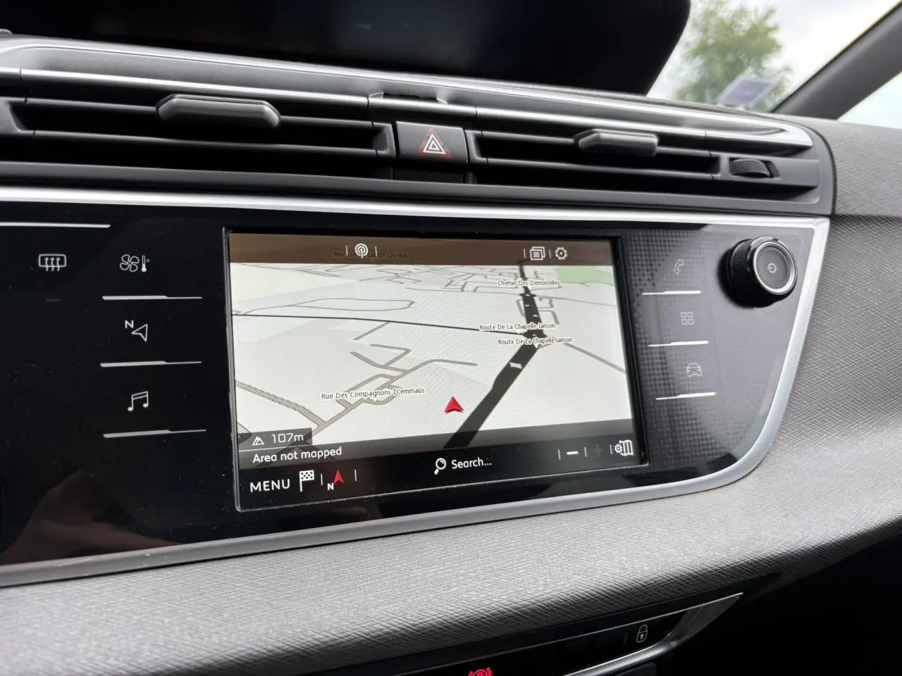 Écran tactile de navigation panoramique 12" dans le tableau de bord gris clair du Citroën C4 Spacetourer 2018.