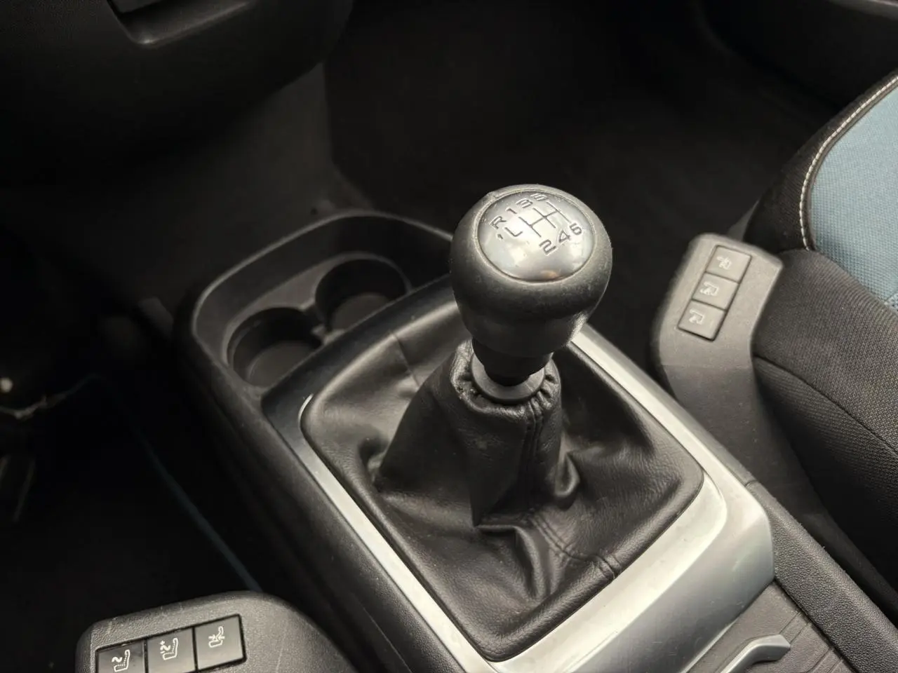 Le levier de vitesses manuel noir de la Citroën C4 Spacetourer 2018, avec commandes de sièges chauffants visibles.