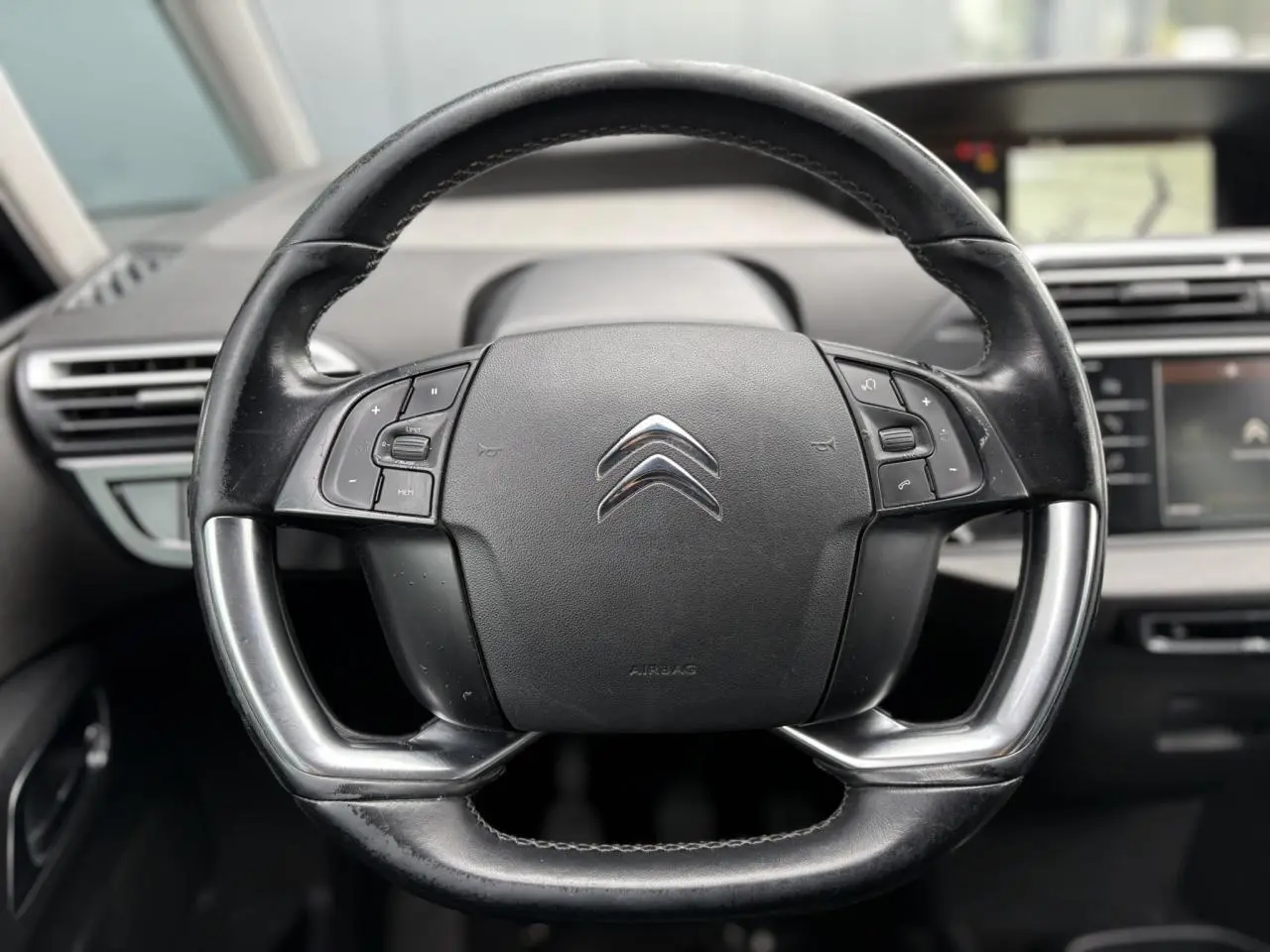 Volant en cuir noir de Citroën C4 Spacetourer 2018 avec commandes intégrées, tableau de bord et écran tactile en arrière-plan.