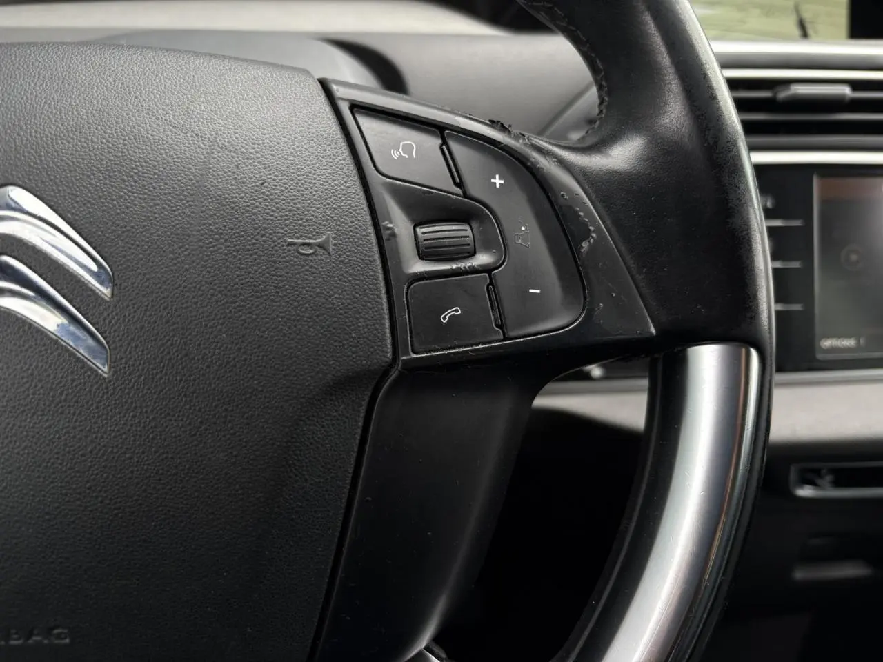 Gros plan sur le volant noir du Citroën C4 Spacetourer 2018 avec commandes audio et téléphone intégrées.