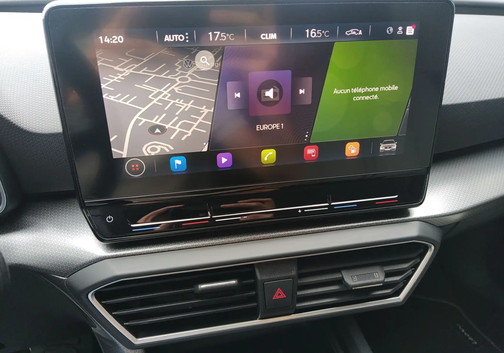 Écran tactile central du tableau de bord de la SEAT LEON ST 2022, affichant navigation, radio et connectivité mobile.