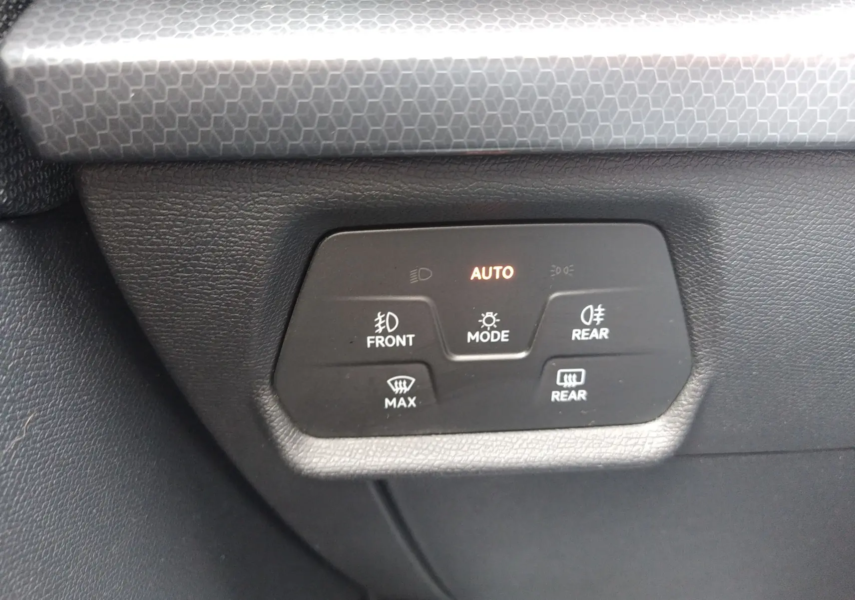Panneau de commande des feux et dégivrage avec mode automatique, dans l’habitacle d’une SEAT LEON ST gris 2022.
