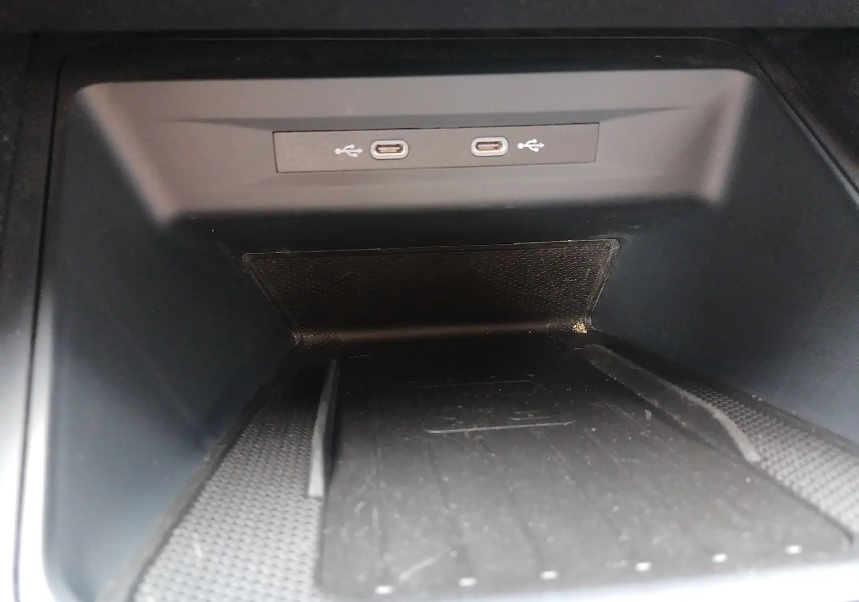 Vue rapprochée de la console centrale du SEAT LEON ST 2022, montrant deux ports USB-C dans un espace de rangement noir.