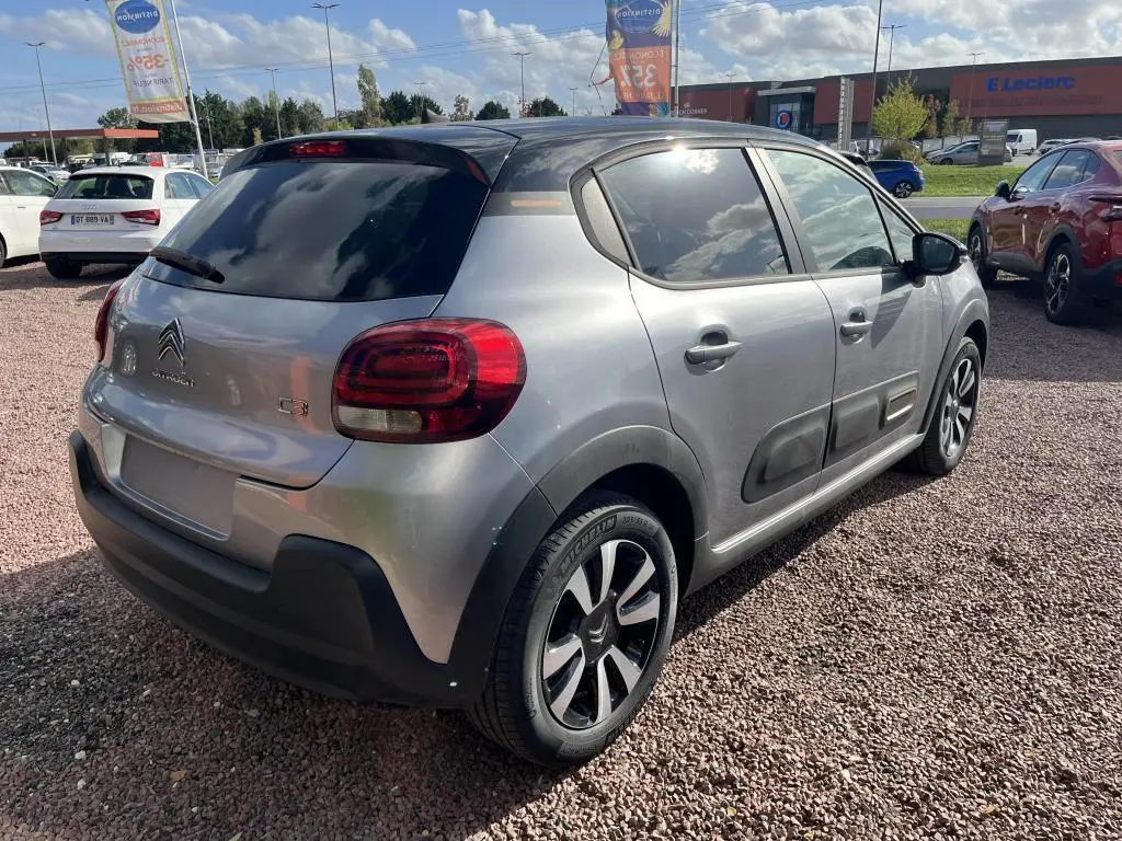 Citroën C3 gris vue 3/4 arrière droit, avec toit noir Perla Nera et protections latérales Airbump.