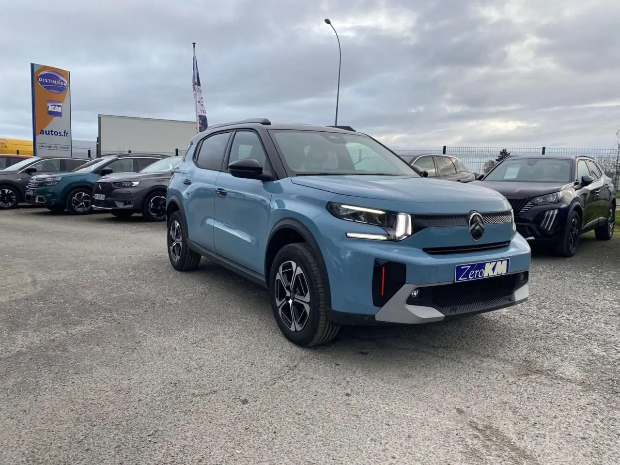 Citroën C3 Aircross hybride bleu Monte Carlo vue 3/4 avant avec toit noir et jantes 17 pouces Aragonite.
