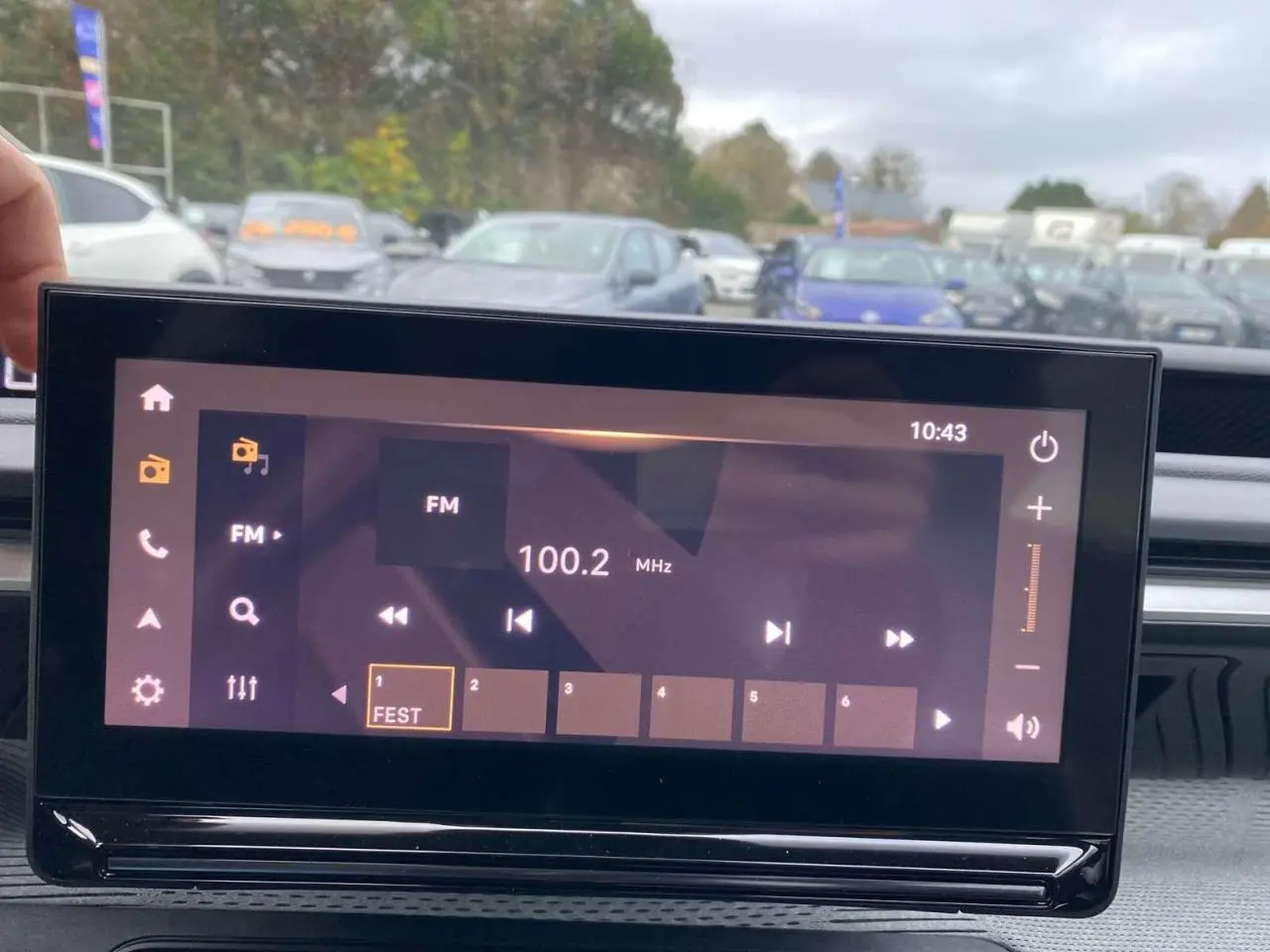 Écran tactile central du tableau de bord de la Citroën C3 Aircross 2025 affichant la radio FM à 100.2 MHz.