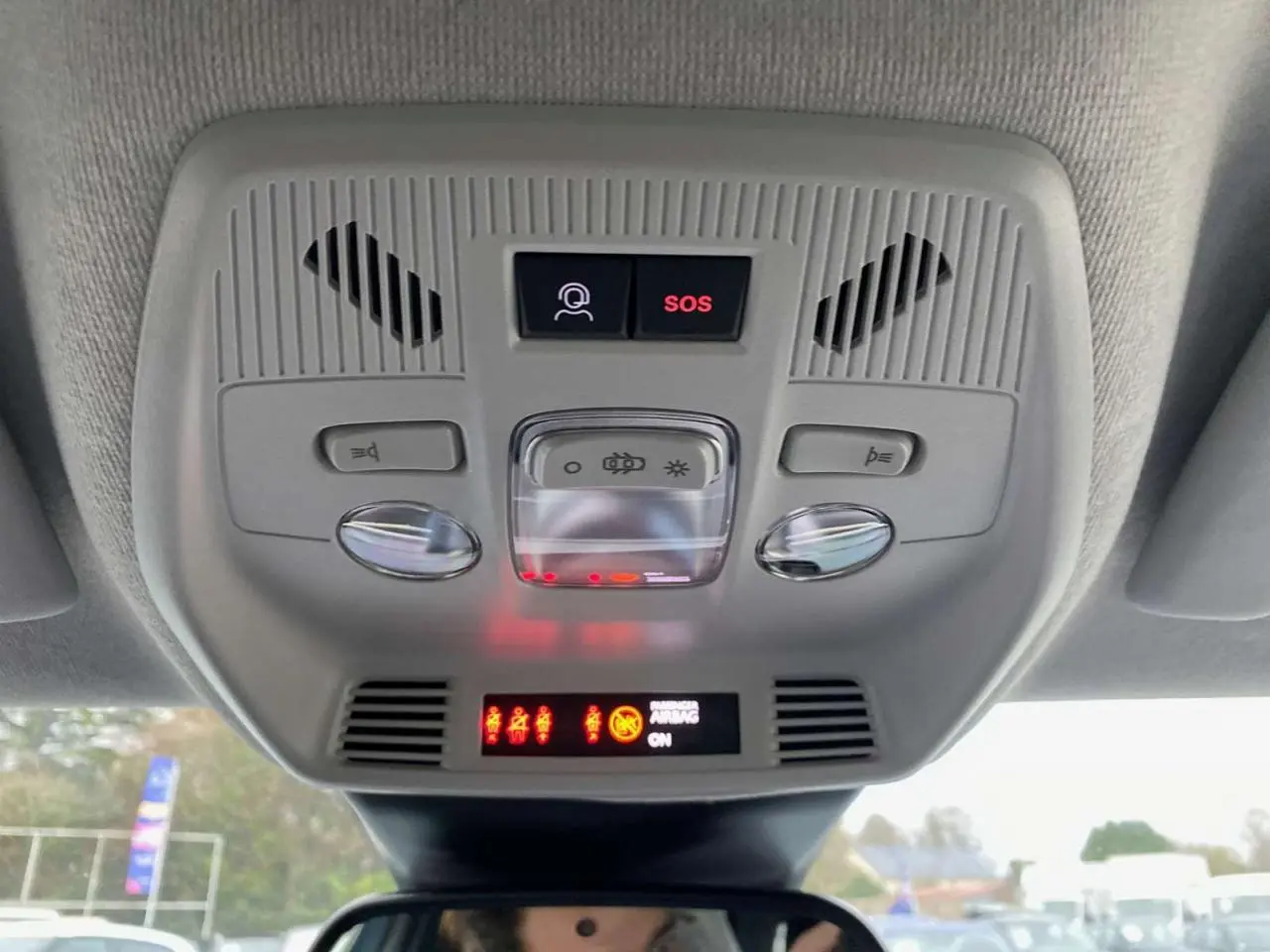 Vue en contre-plongée du plafonnier intérieur gris clair avec commandes d'éclairage et bouton SOS du Citroën C3 Aircross hybride.