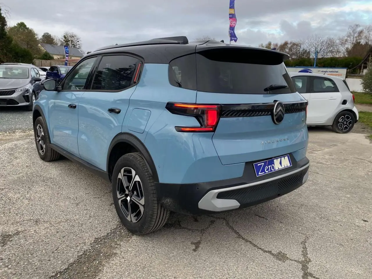 Vue 3/4 arrière droite d'un Citroën C3 Aircross bleu Monte Carlo avec toit noir et feux arrière LED 3D