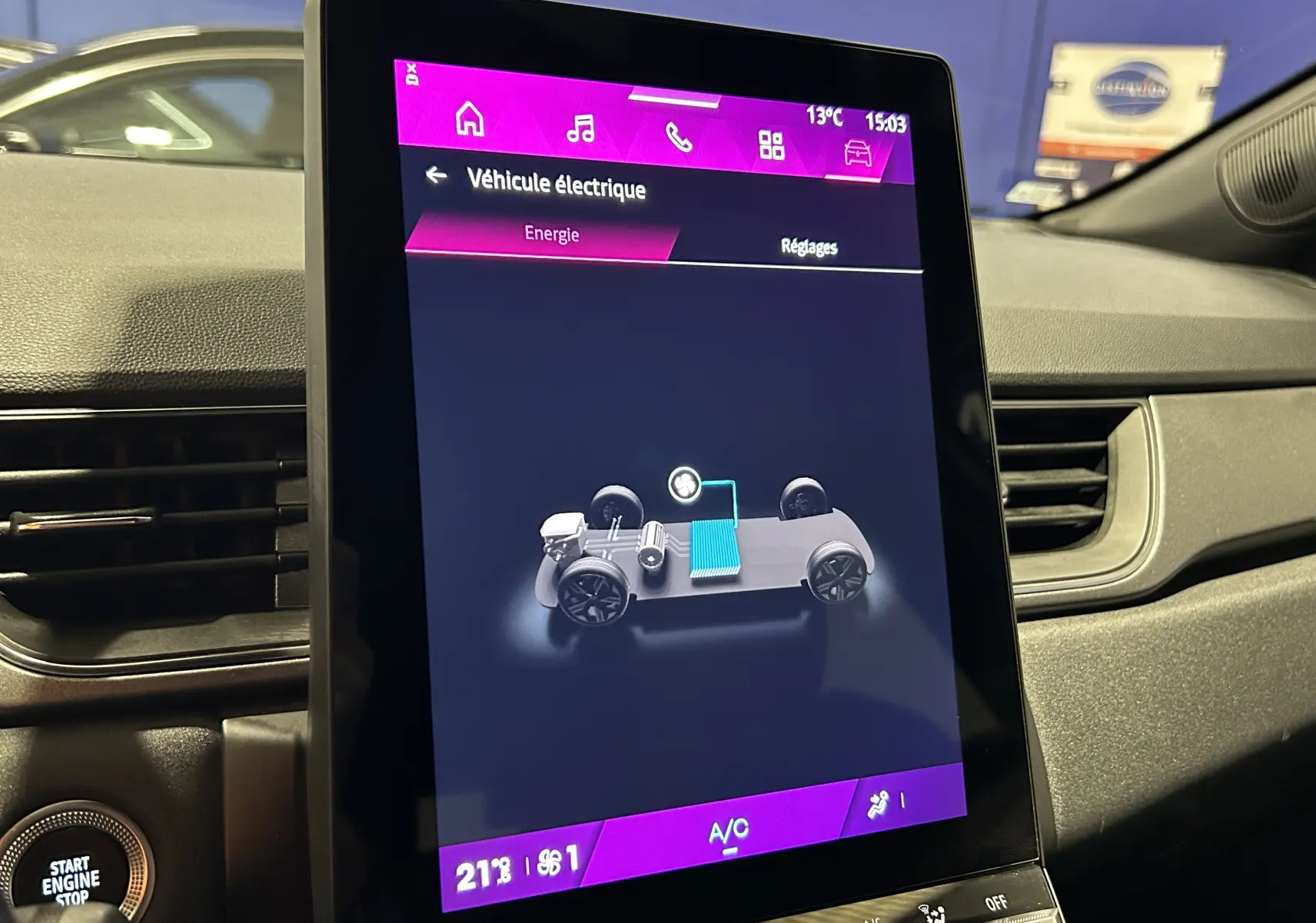 Écran central tactile de la Renault Symbioz blanc nacré montrant l'interface énergie du véhicule hybride en intérieur.