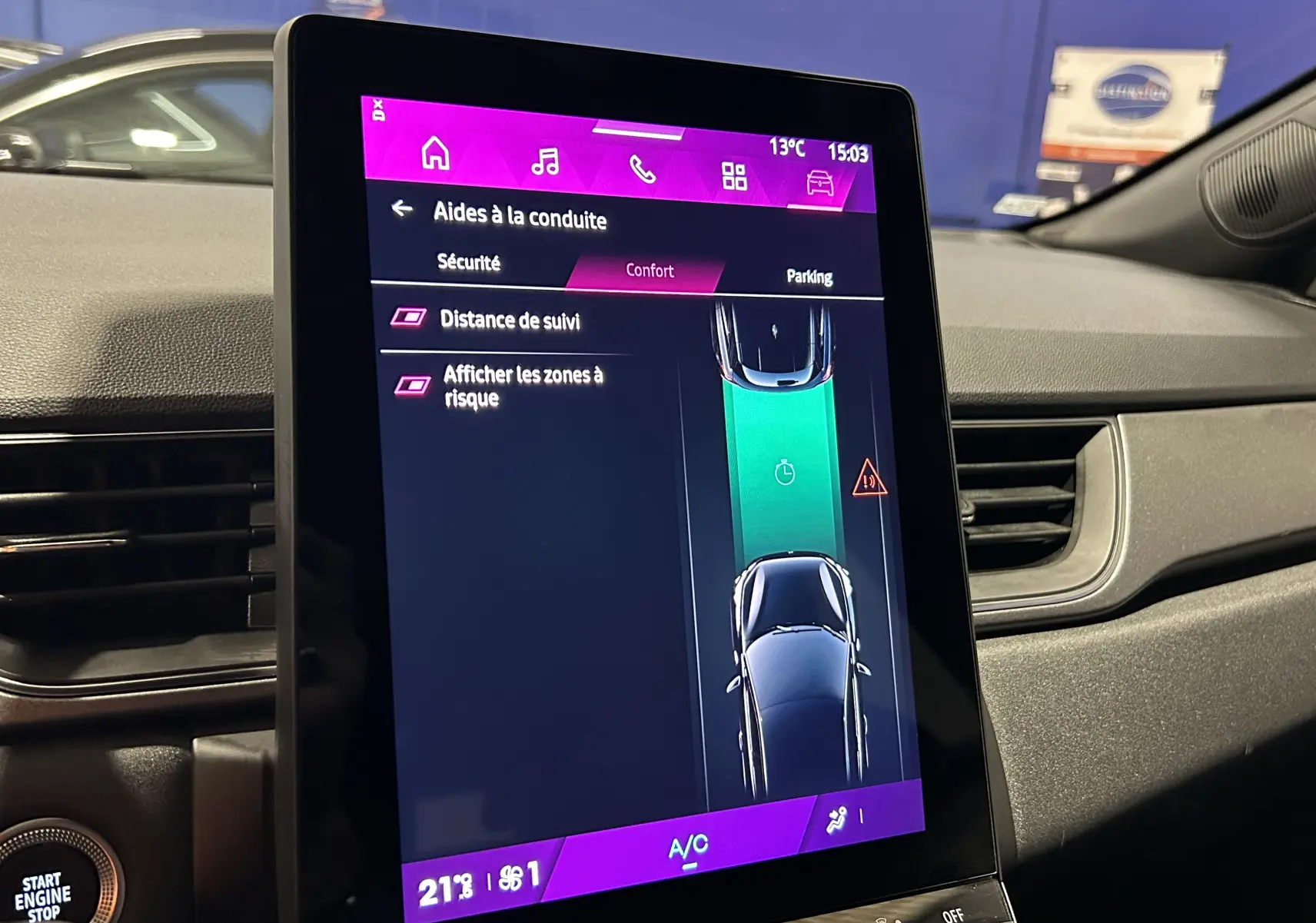 Écran tactile central du tableau de bord du Renault Symbioz blanc nacré, affichant les aides à la conduite en mode confort.