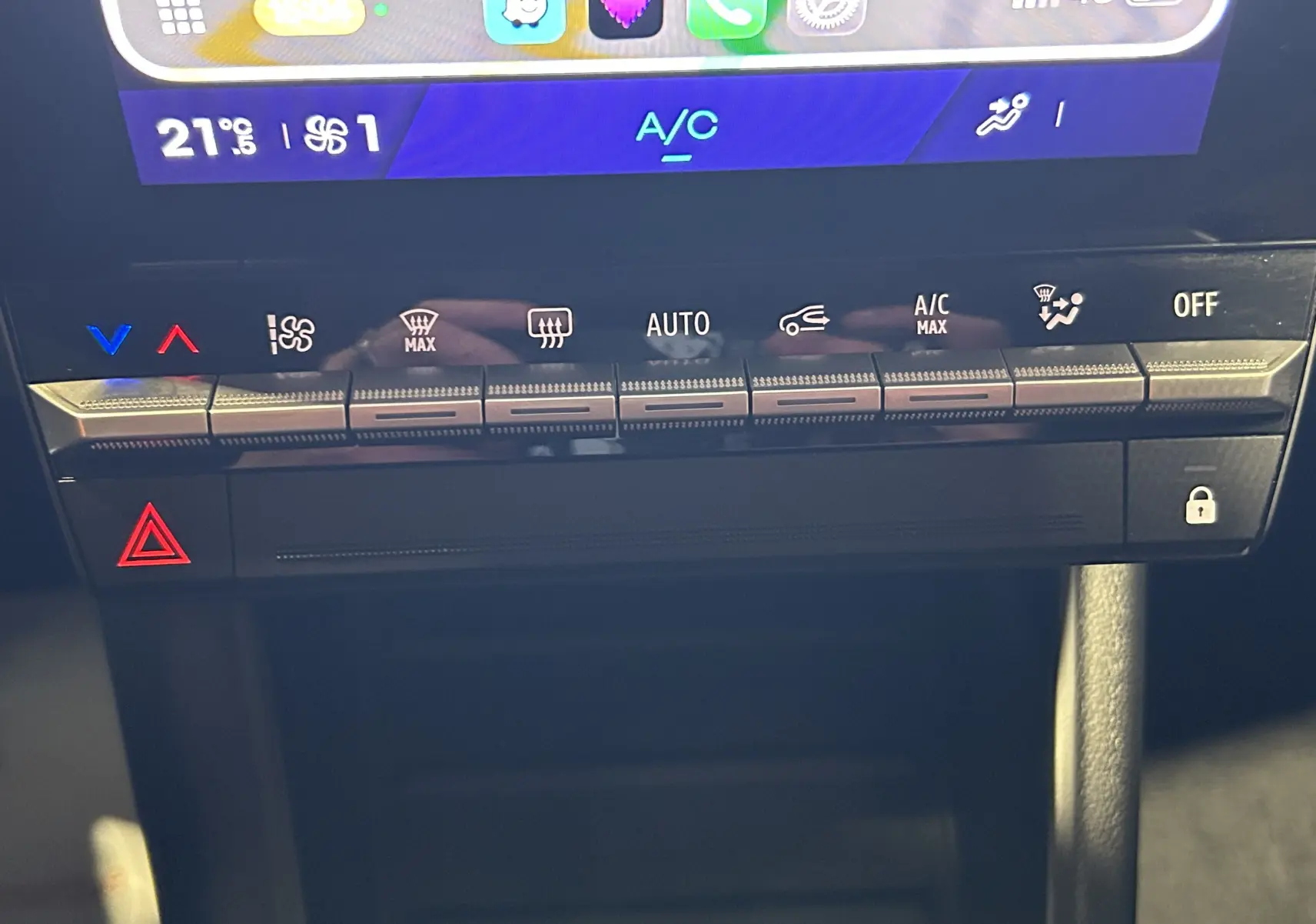 Panneau de commande de climatisation tactile et boutons physiques dans l'habitacle d'une Renault Symbioz 2025 blanc nacré.