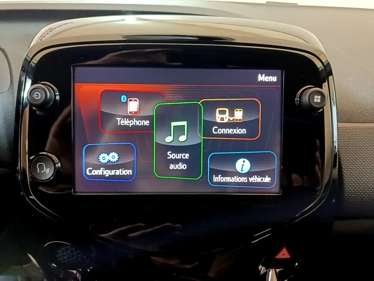 Écran tactile central de la Citroën C1 gris clair 2019 affichant les options téléphone, audio et configuration.