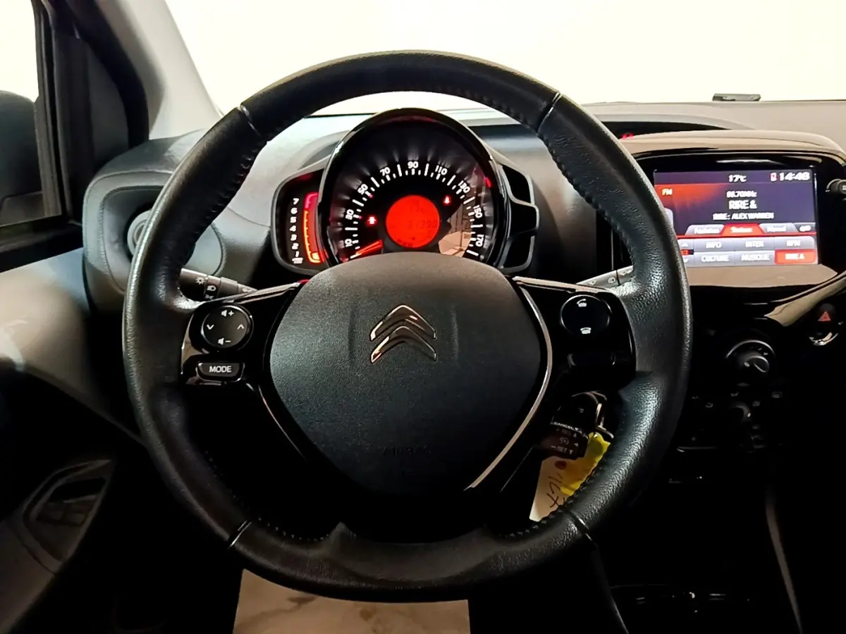 Vue centrée sur le volant cuir noir et le tableau de bord avec écran tactile de la Citroën C1 2019.