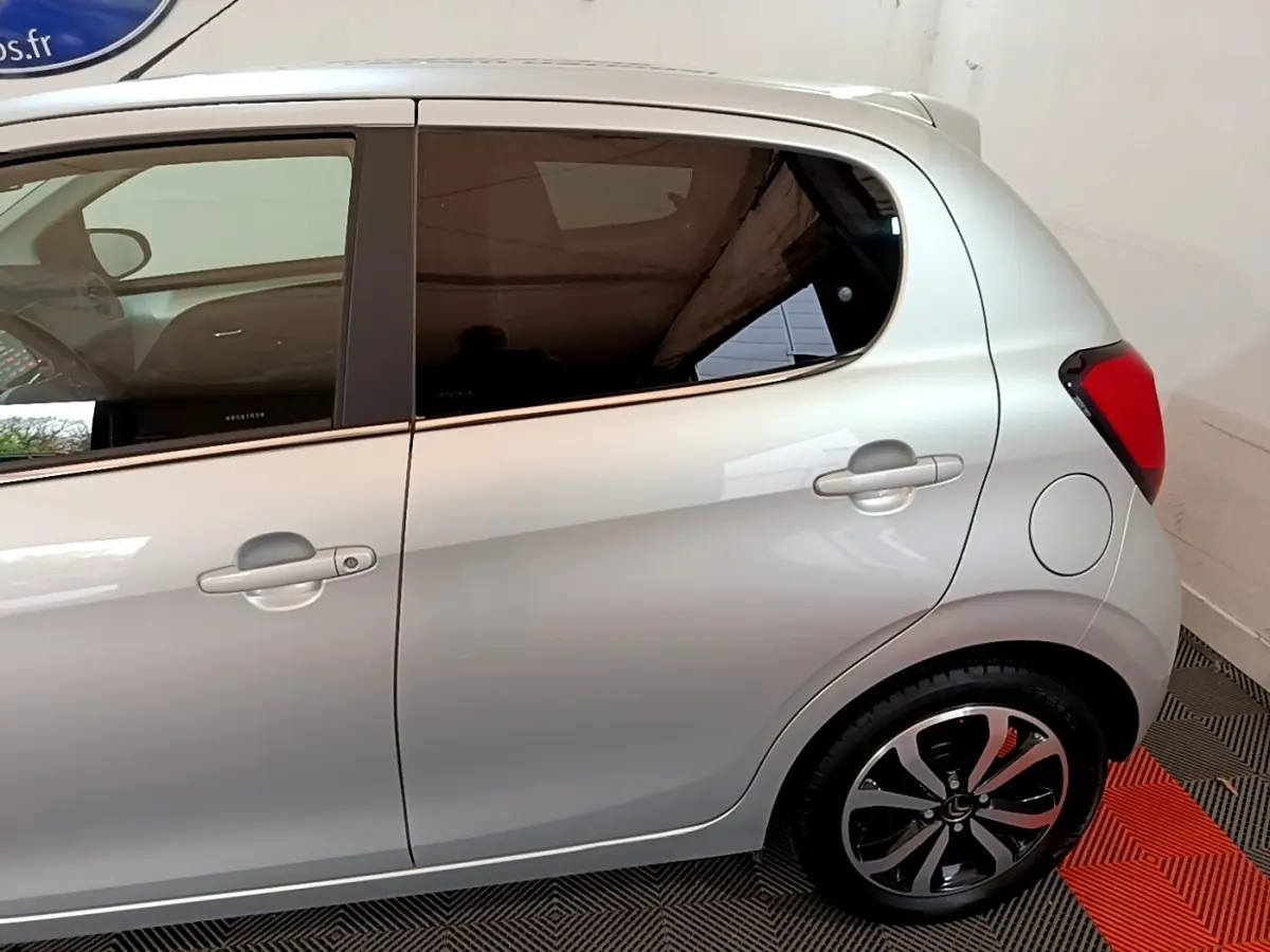 Profil droit de la Citroën C1 gris clair 2019, mettant en valeur les vitres teintées et les jantes noires distinctives.