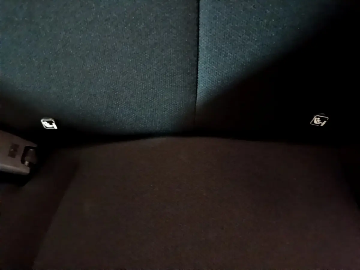 Gros plan sur la banquette arrière noire de la Citroën C1 2019, avec fixation Isofix visible de chaque côté.