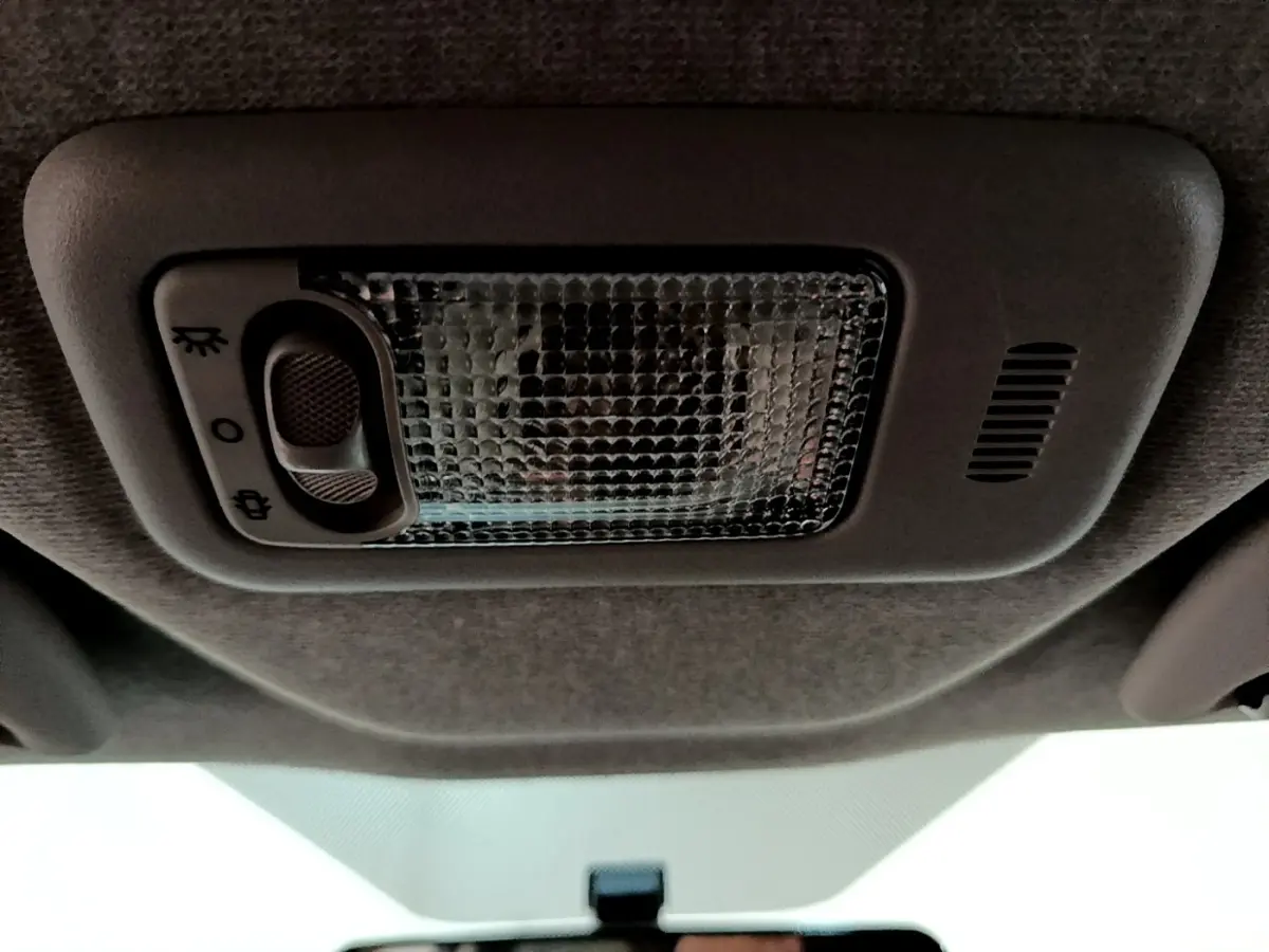 Plafonnier intérieur gris clair de la Citroën C1 VTi 72 S&S BVM Shine 2019 avec interrupteur de lumière intégré.