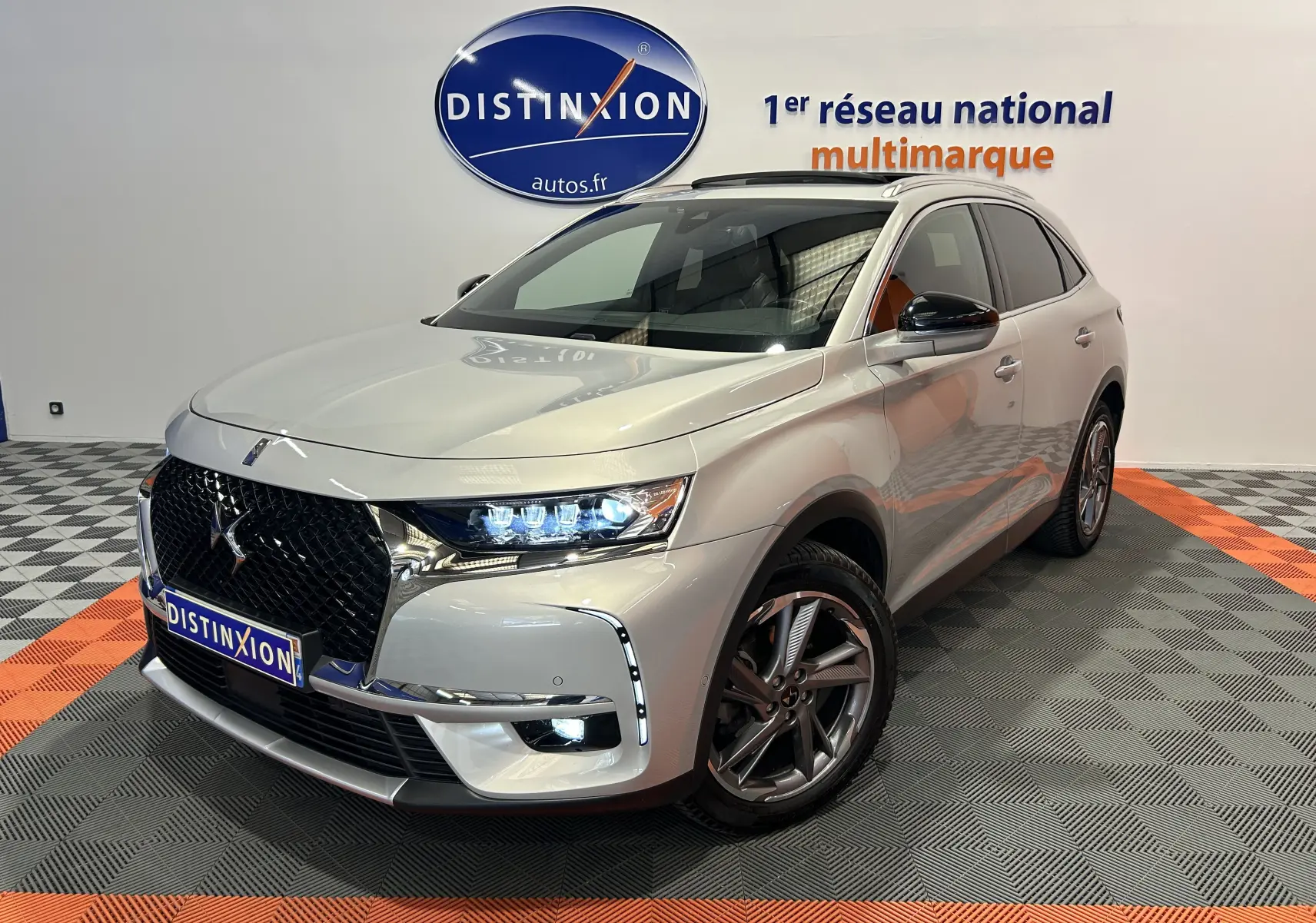 Vue 3/4 avant droite du DS7 Crossback bleu cristal perlé avec calandre noire et jantes alliage foncé.