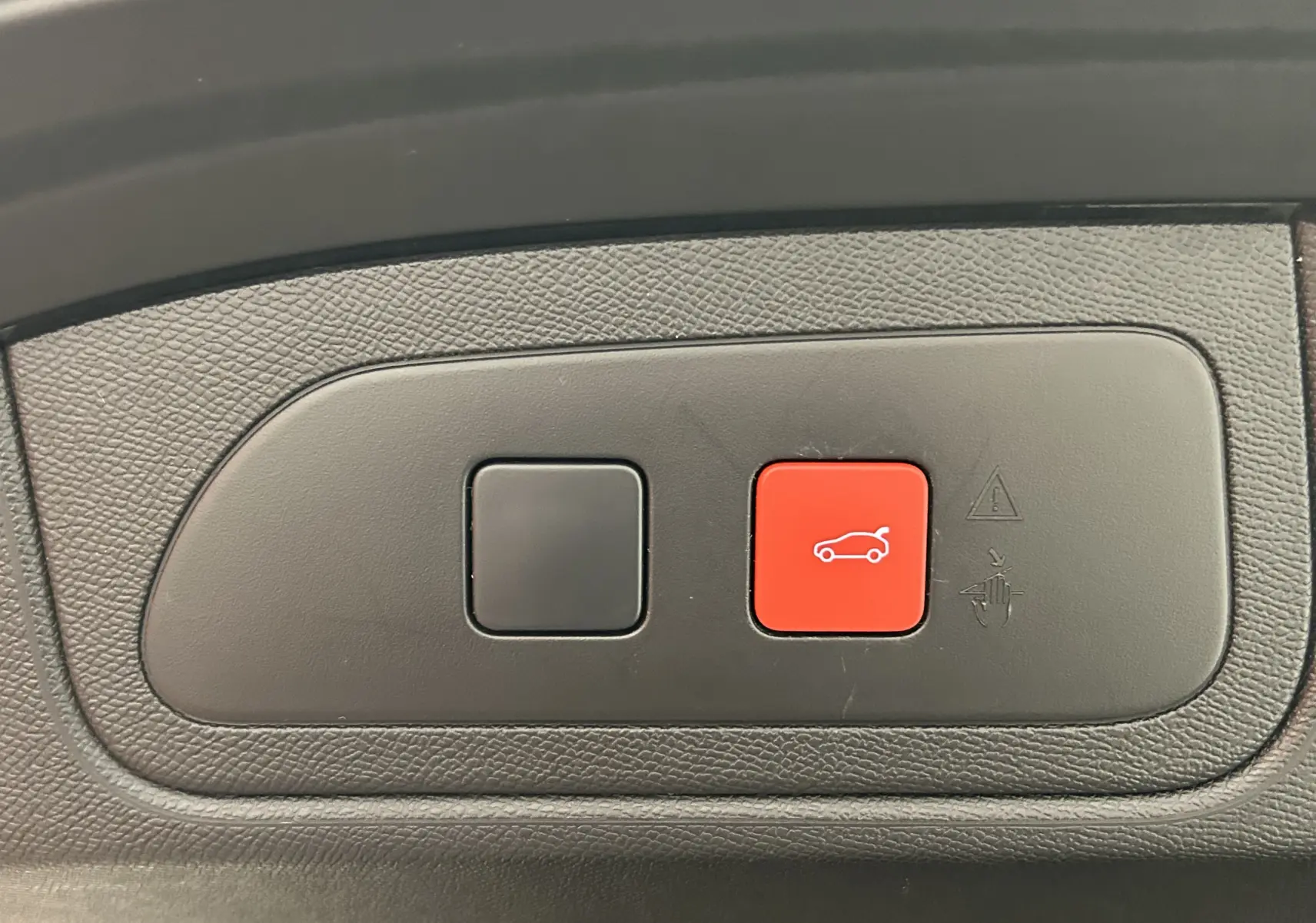 Gros plan sur les boutons de commande du hayon électrique, intérieur noir texturé du DS7 Crossback Cristal Pearl.
